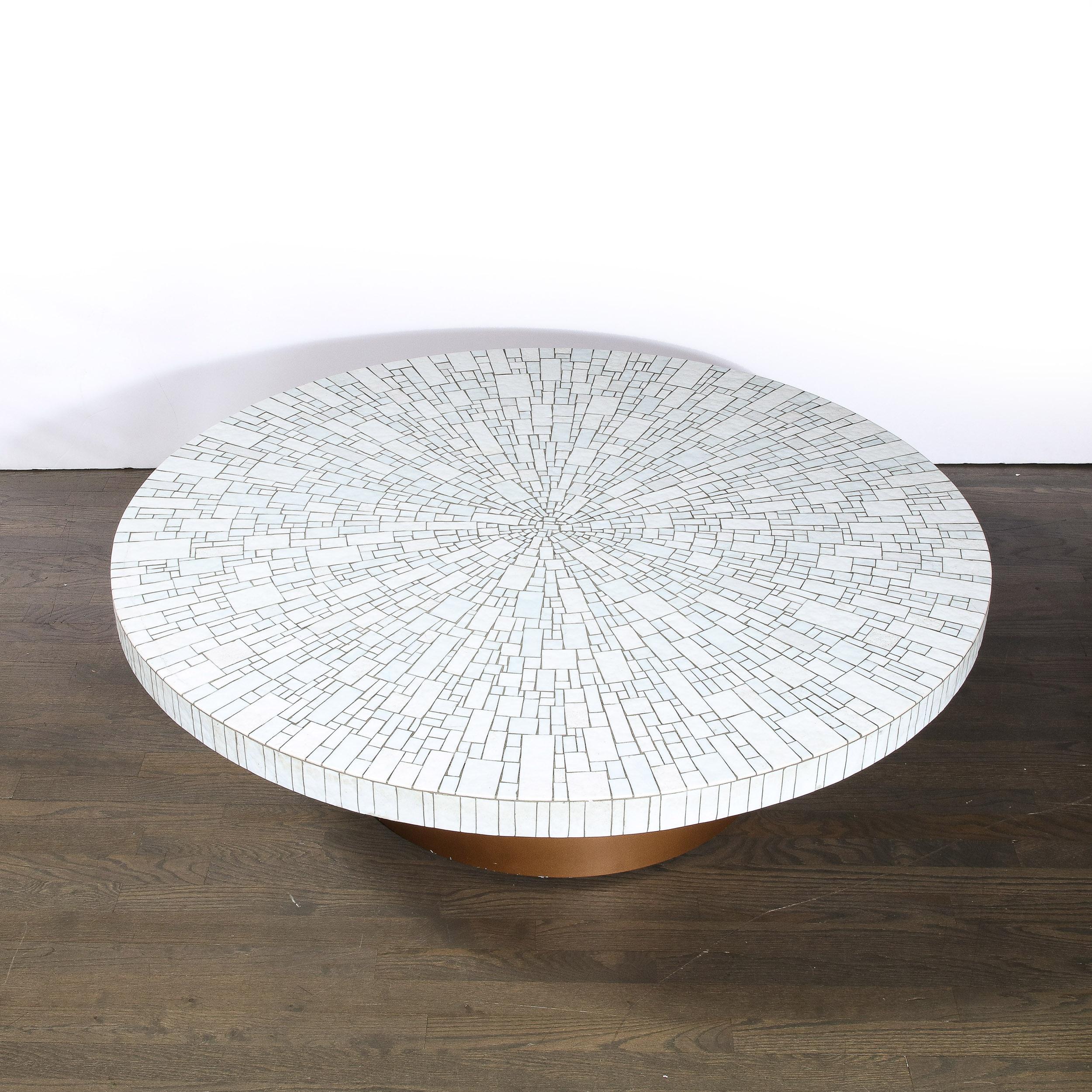 Table de cocktail moderne du milieu du siècle en mosaïque de carreaux blancs perlés et base dorée ancienne Excellent état - En vente à New York, NY