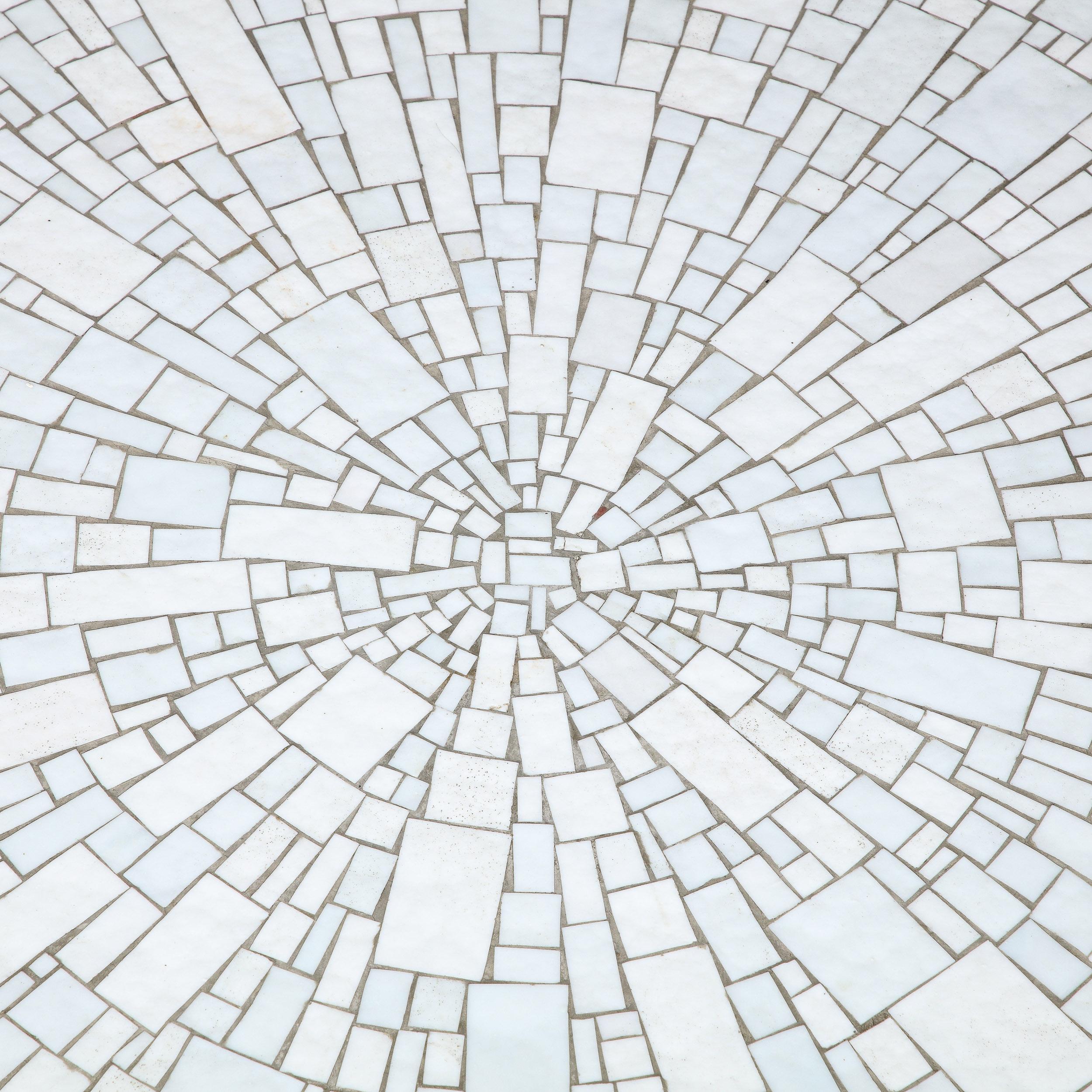 Milieu du XXe siècle Table de cocktail moderne du milieu du siècle en mosaïque de carreaux blancs perlés et base dorée ancienne en vente