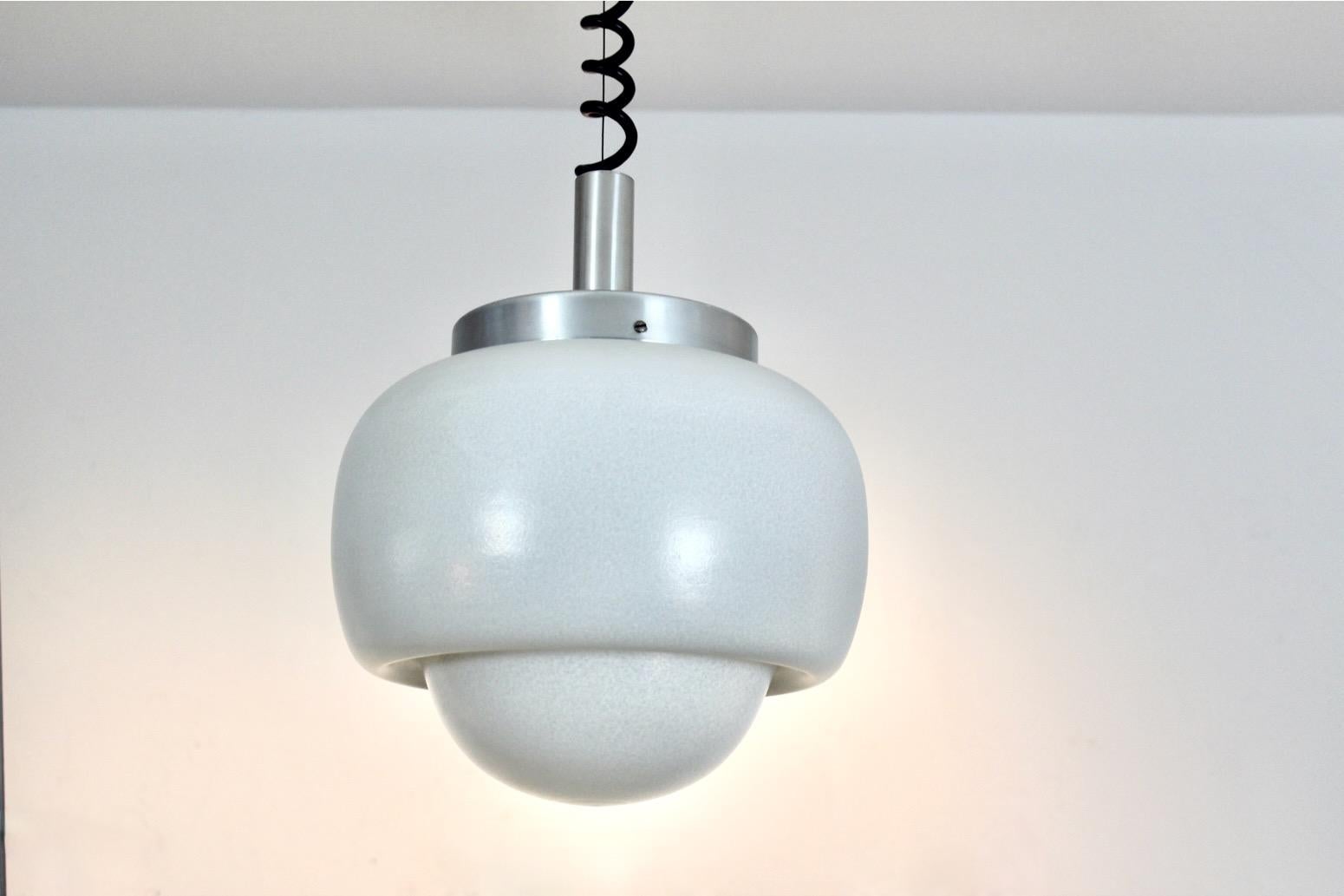 Esempio lampante del design tedesco di metà secolo, questa lampada a sospensione Peill & Putzler combina forme scultoree e materiali raffinati. Prodotta negli anni '60, la sospensione presenta un diffusore in vetro opalino splendidamente arrotondato