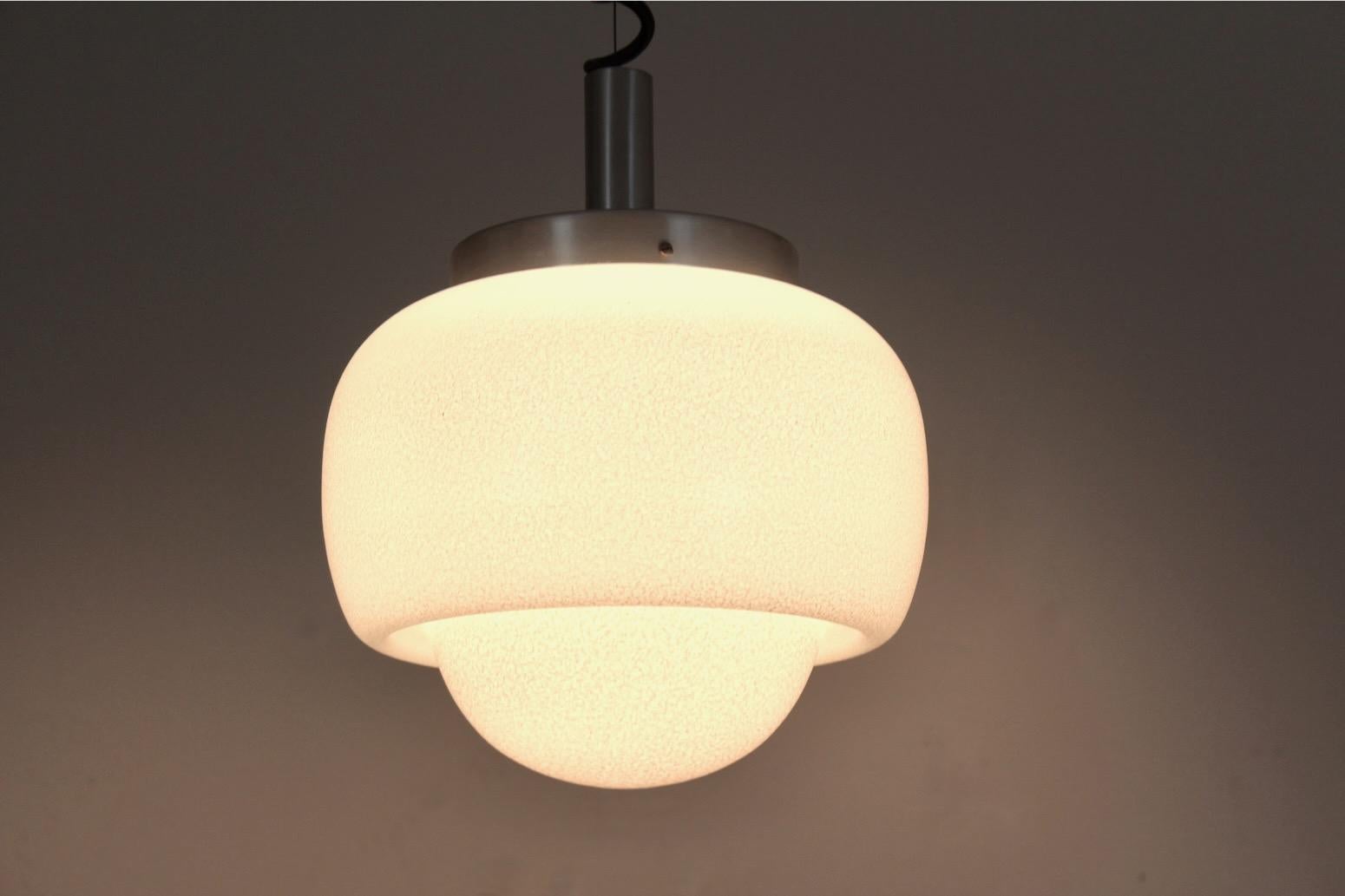 Mid-Century moderno Ciondolo a bolla in alluminio e vetro opalino di Peill & Putzler, metà del secolo scorso. in vendita