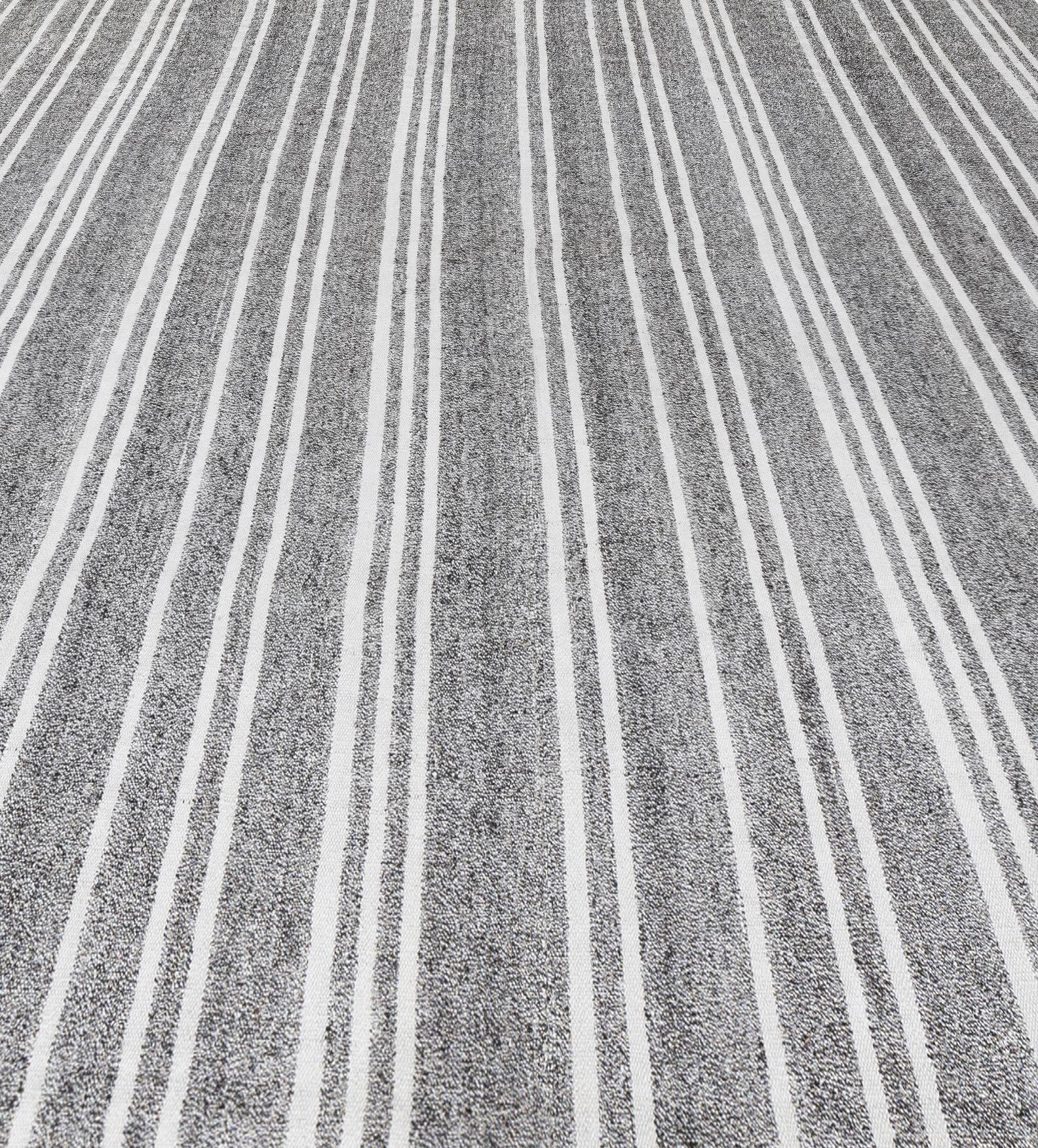 Mid-Century Modern Pelas Flat-Weave Rug im Angebot 2
