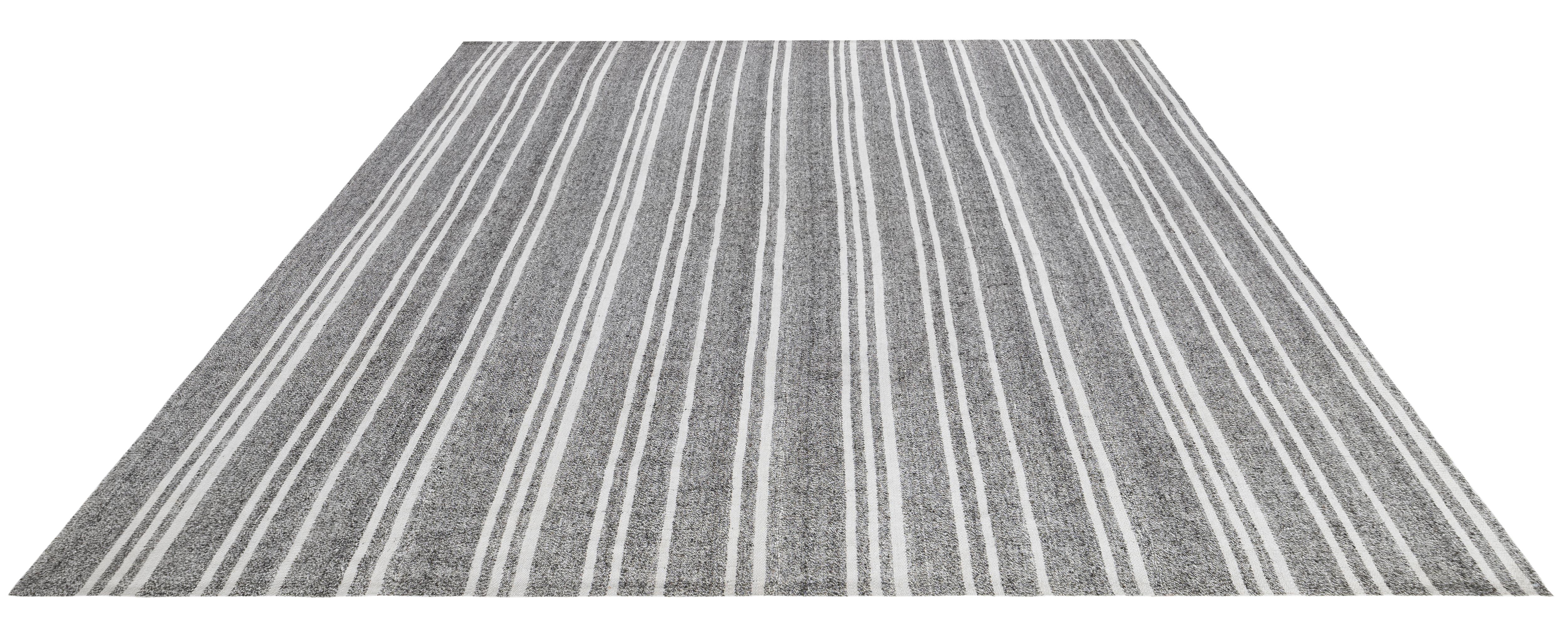 Mid-Century Modern Pelas Flat-Weave Rug (21. Jahrhundert und zeitgenössisch) im Angebot