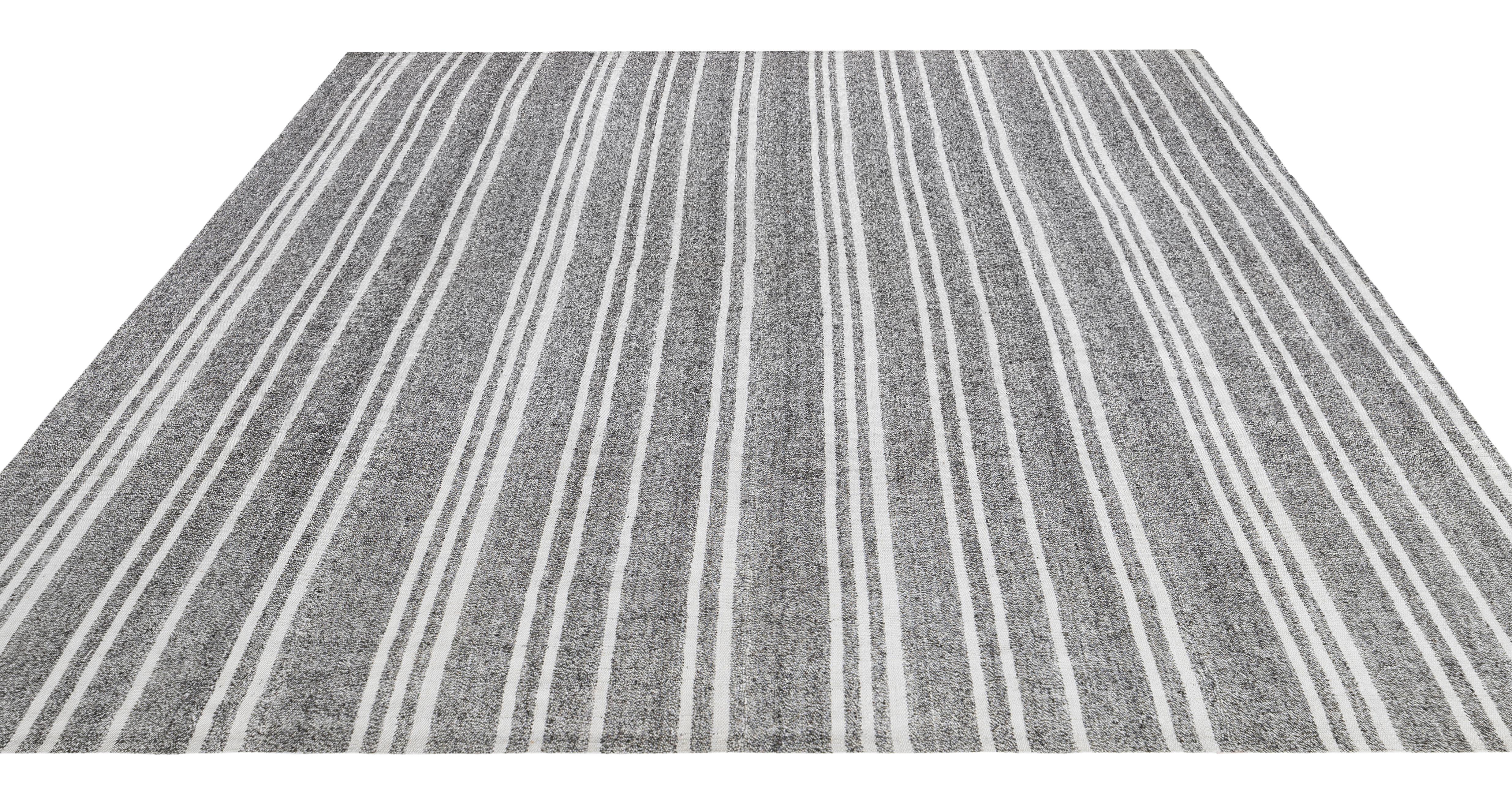 Mid-Century Modern Pelas Flat-Weave Rug (Wolle) im Angebot