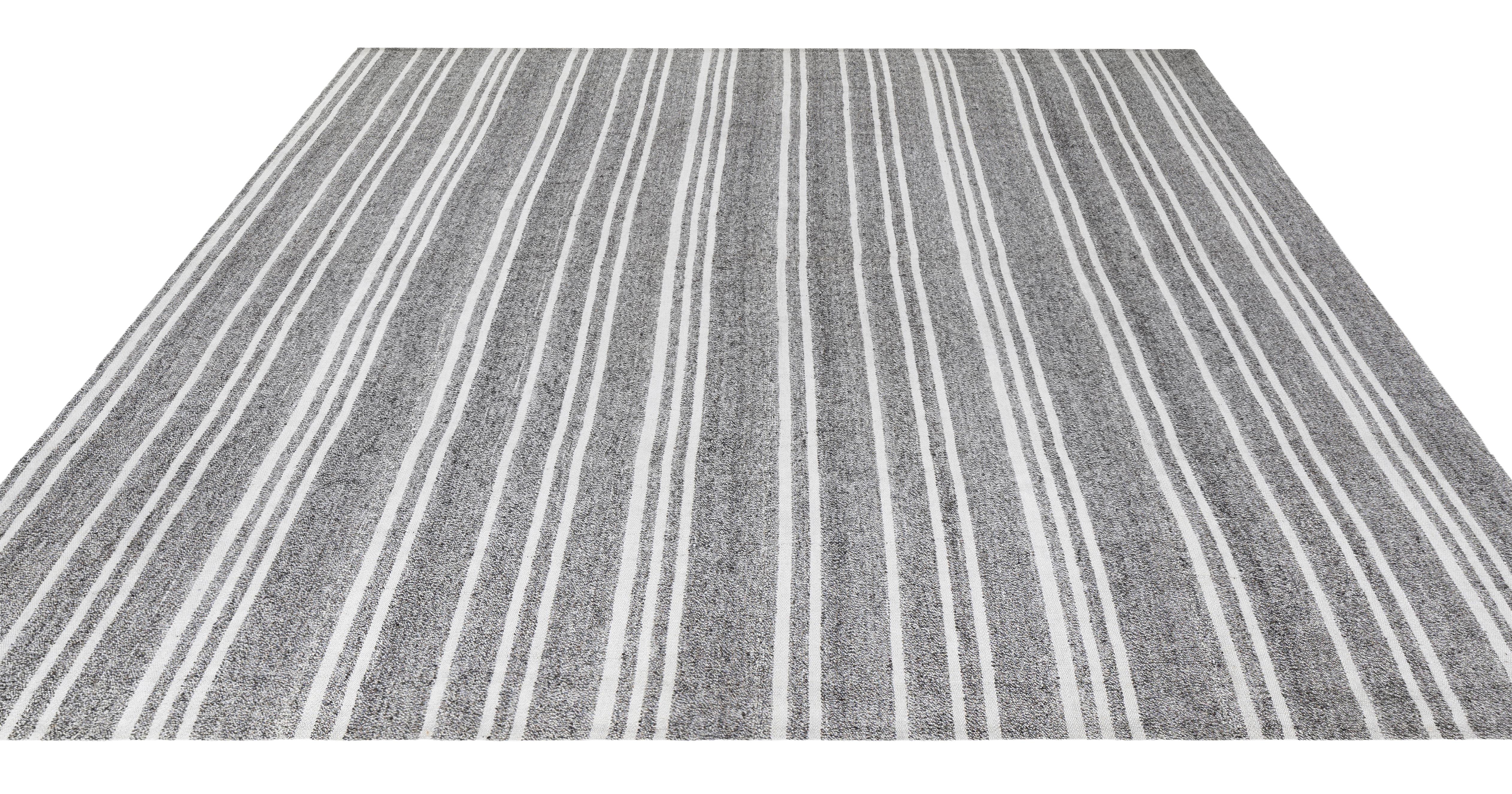 Mid-Century Modern Pelas Flat-Weave Rug im Angebot 1