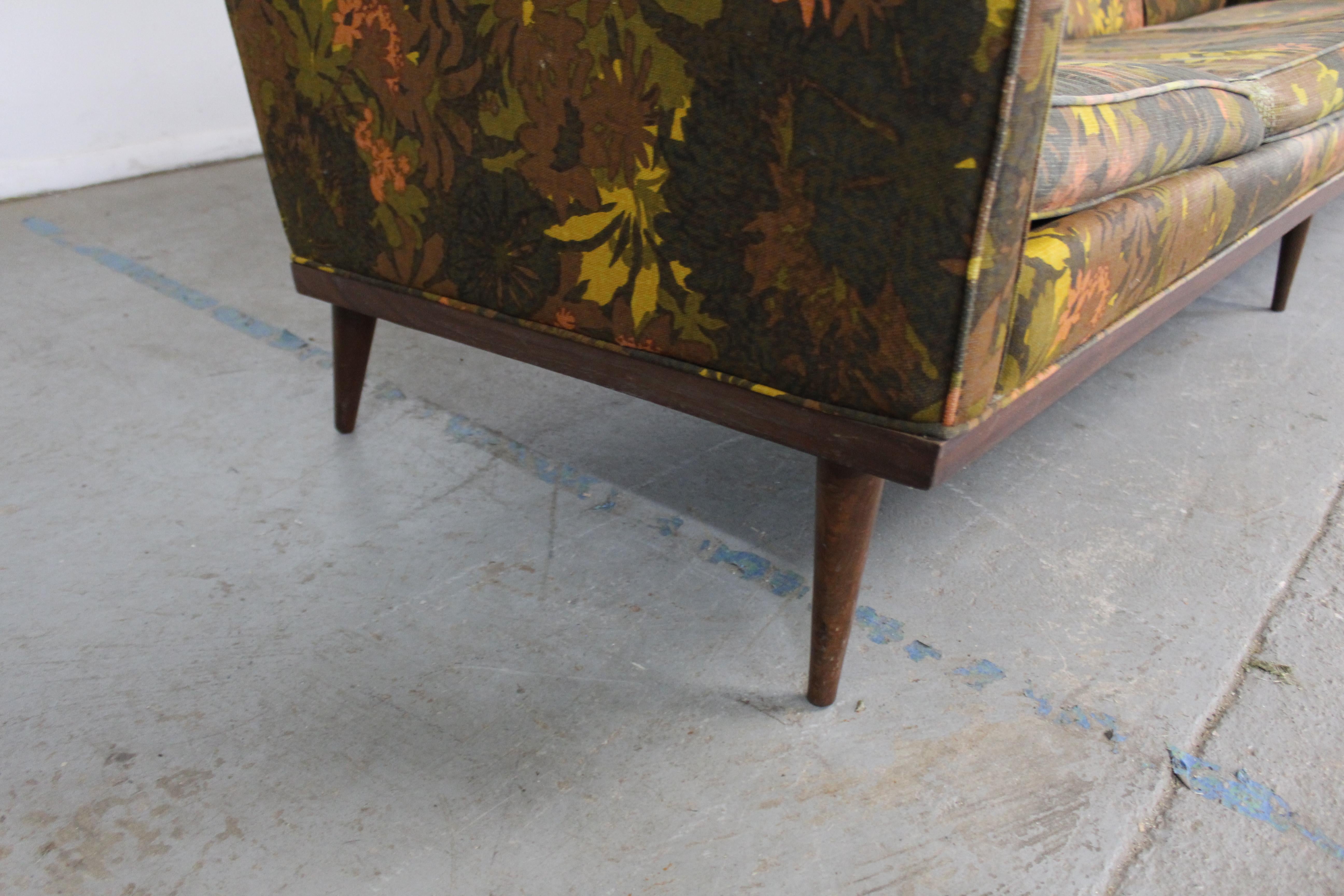 Divano a 4 cuscini con gambe a matita in stile Mid-Century Modern In condizioni discrete in vendita a Wilmington, DE