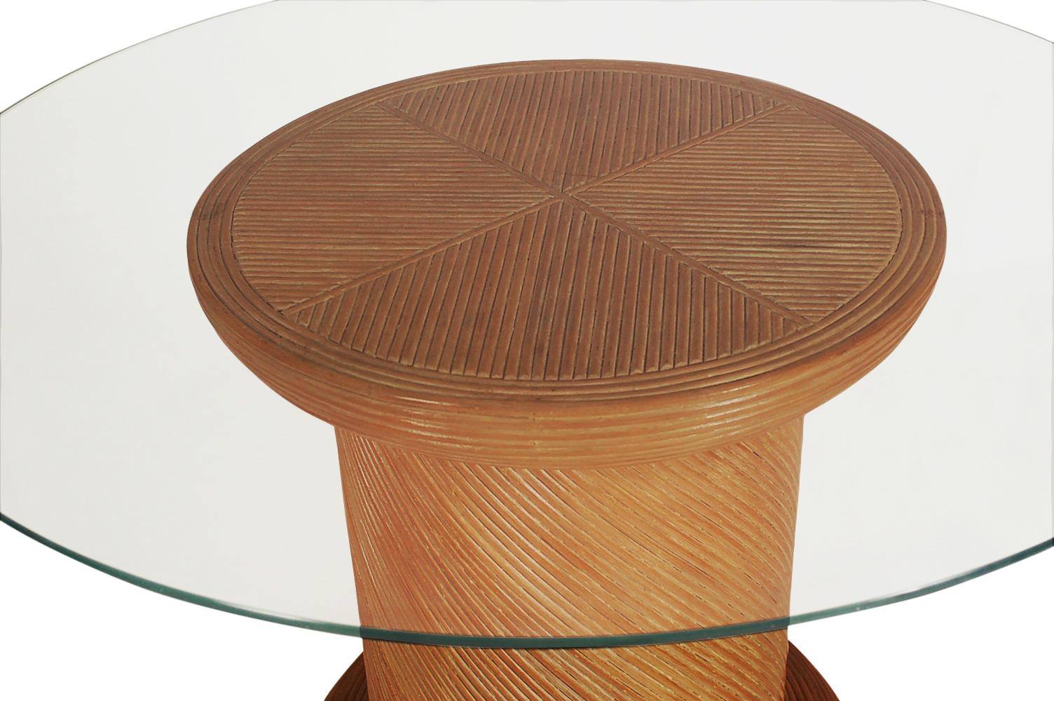 Mid-Century Modern Table de salle à manger circulaire ou ronde en bambou et verre The Moderns en vente
