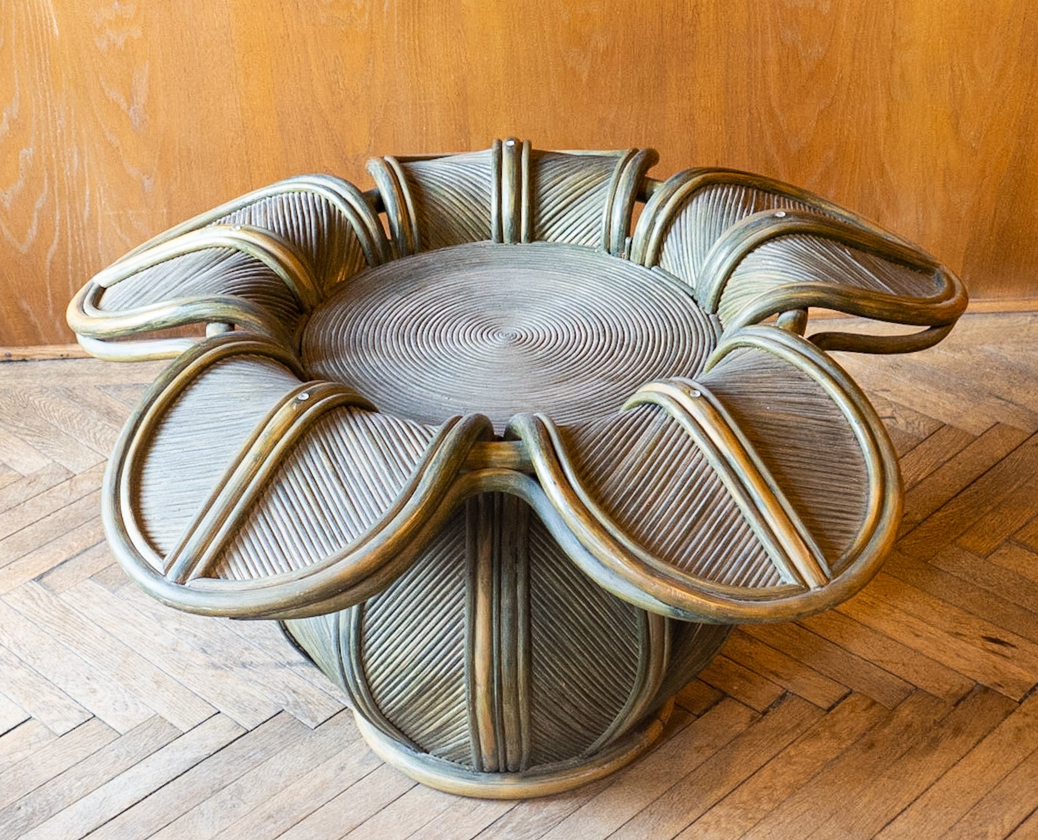 Mid-Century Modern pencil reed or rattan bell flower coffee table, Italy 70s.

Very beautiful and rare Italian light green coffee table in pencil reed or rattan in the shape of a bell flower with a black glass table top. This coffee table with its