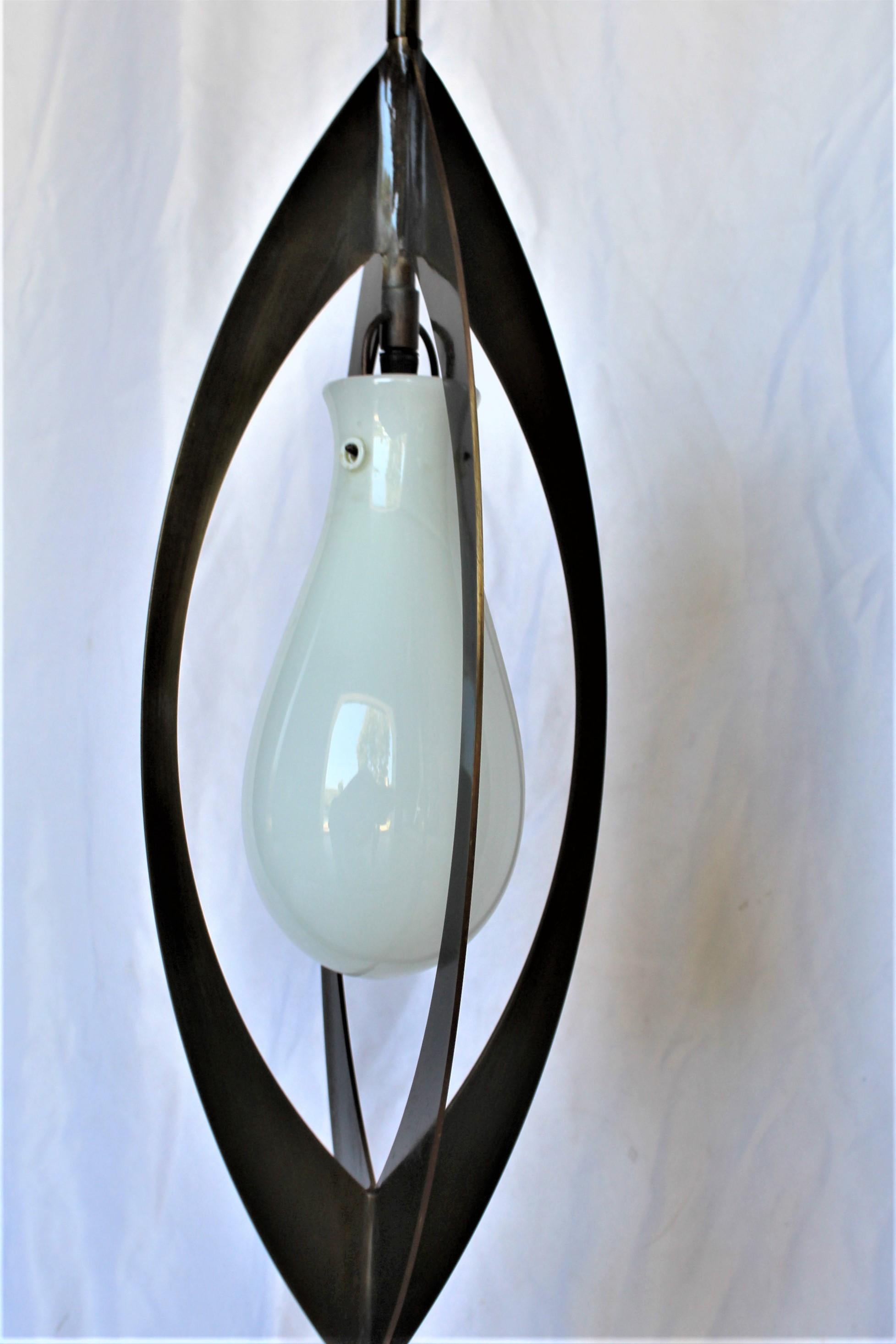 Mid Century Modern Pendelleuchte,  Messing, weißer Glasschirm (Moderne der Mitte des Jahrhunderts) im Angebot