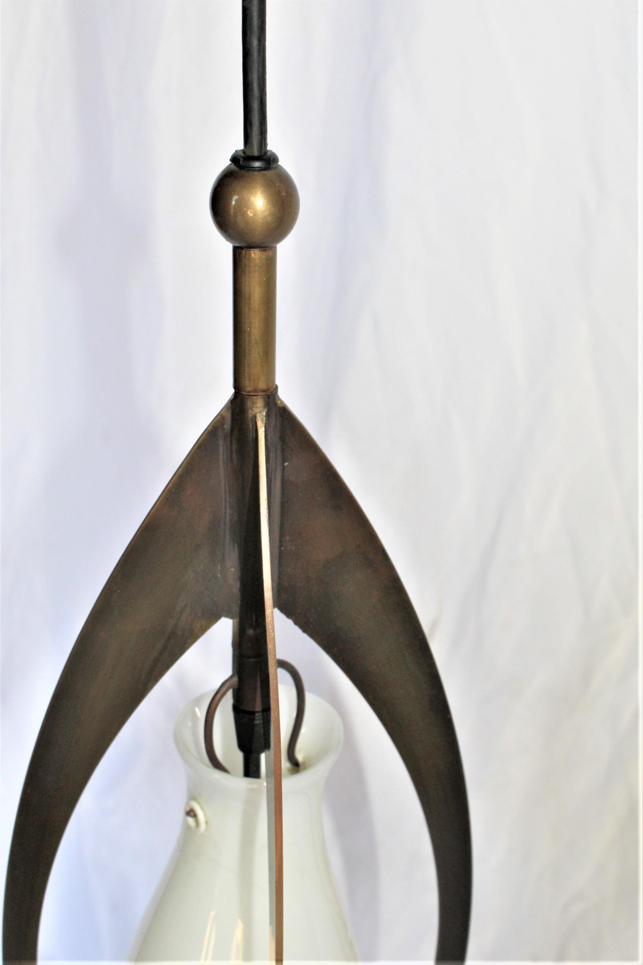 Mid Century Modern Pendelleuchte,  Messing, weißer Glasschirm (Patiniert) im Angebot