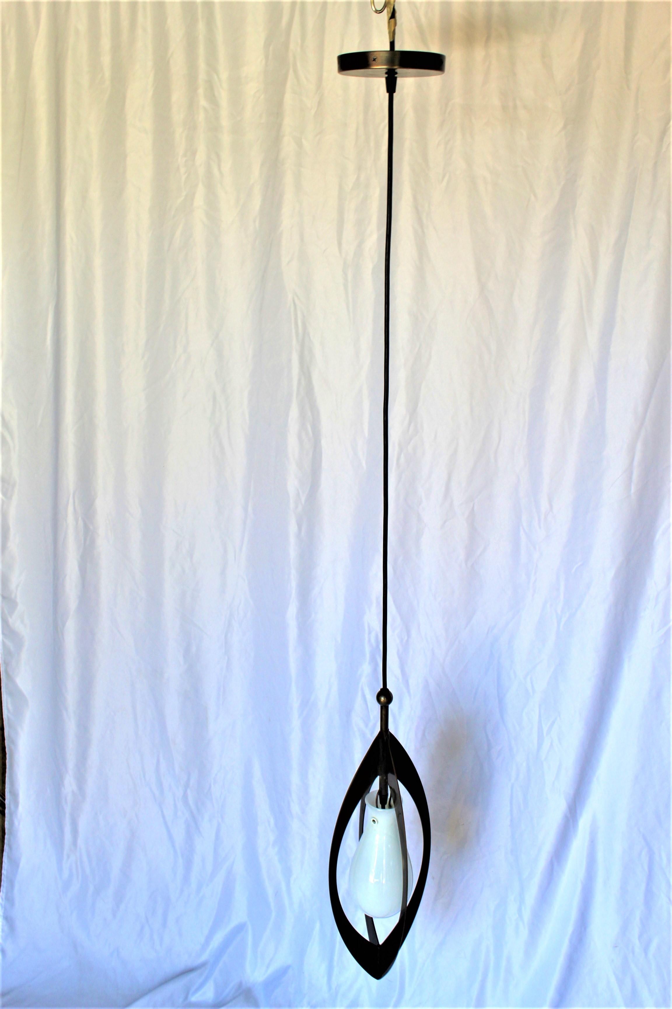 Mid Century Modern Pendelleuchte,  Messing, weißer Glasschirm im Angebot 1