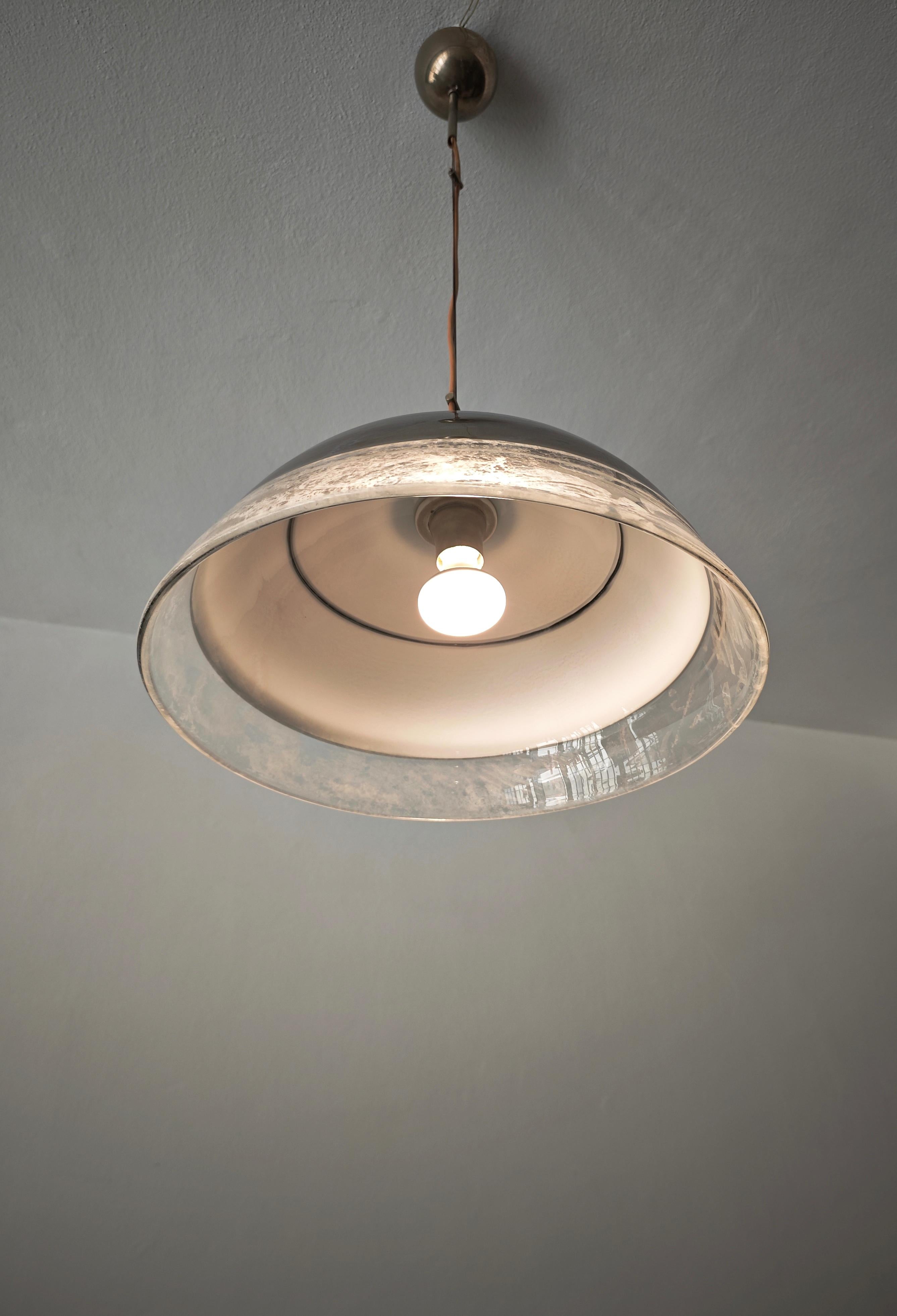 Extraordinary suspension designed in Italy by the Toso brothers and produced by Barovier & Toso during the 70s. The large-sized suspension has a 3 incalmo Murano glass, which is one of the most complex processing techniques which consists in the hot