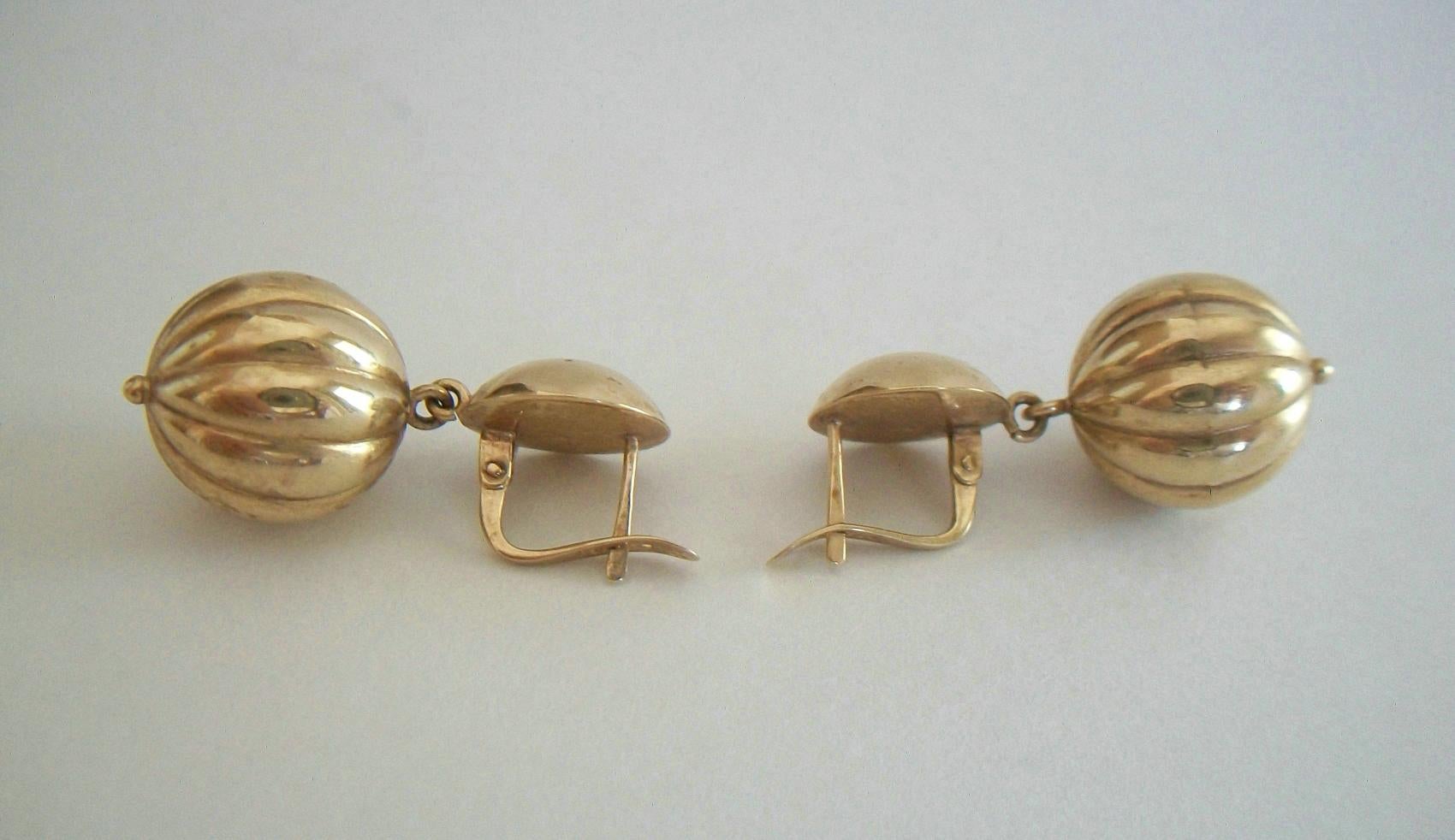 Mid-Century Modern Pendant Earrings, 10K Yellow Gold, U.S.A., Circa 1980's In Good Condition For Sale In Chatham, CA