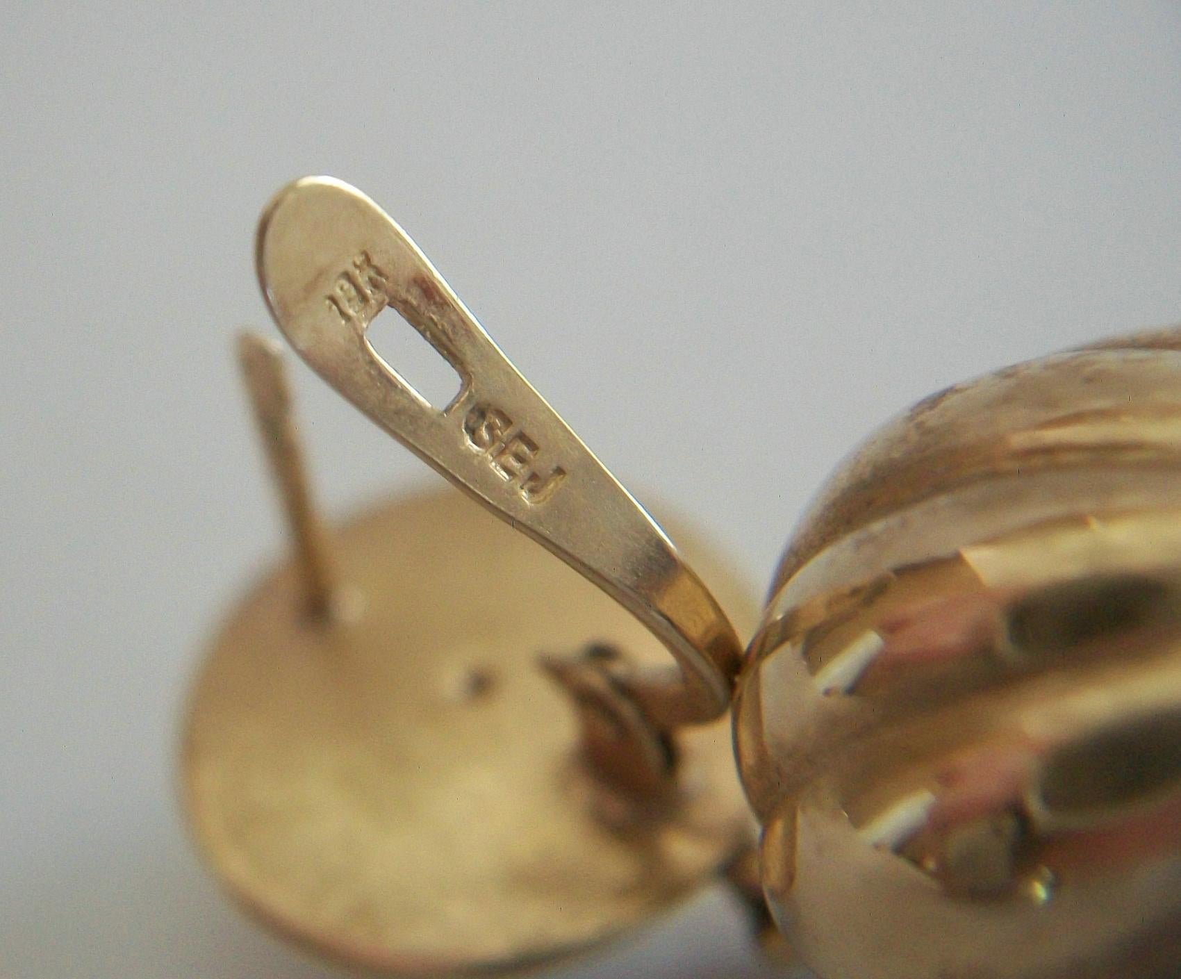 Mid-Century Modern Pendant Earrings, 10K Yellow Gold, U.S.A., Circa 1980's For Sale 1