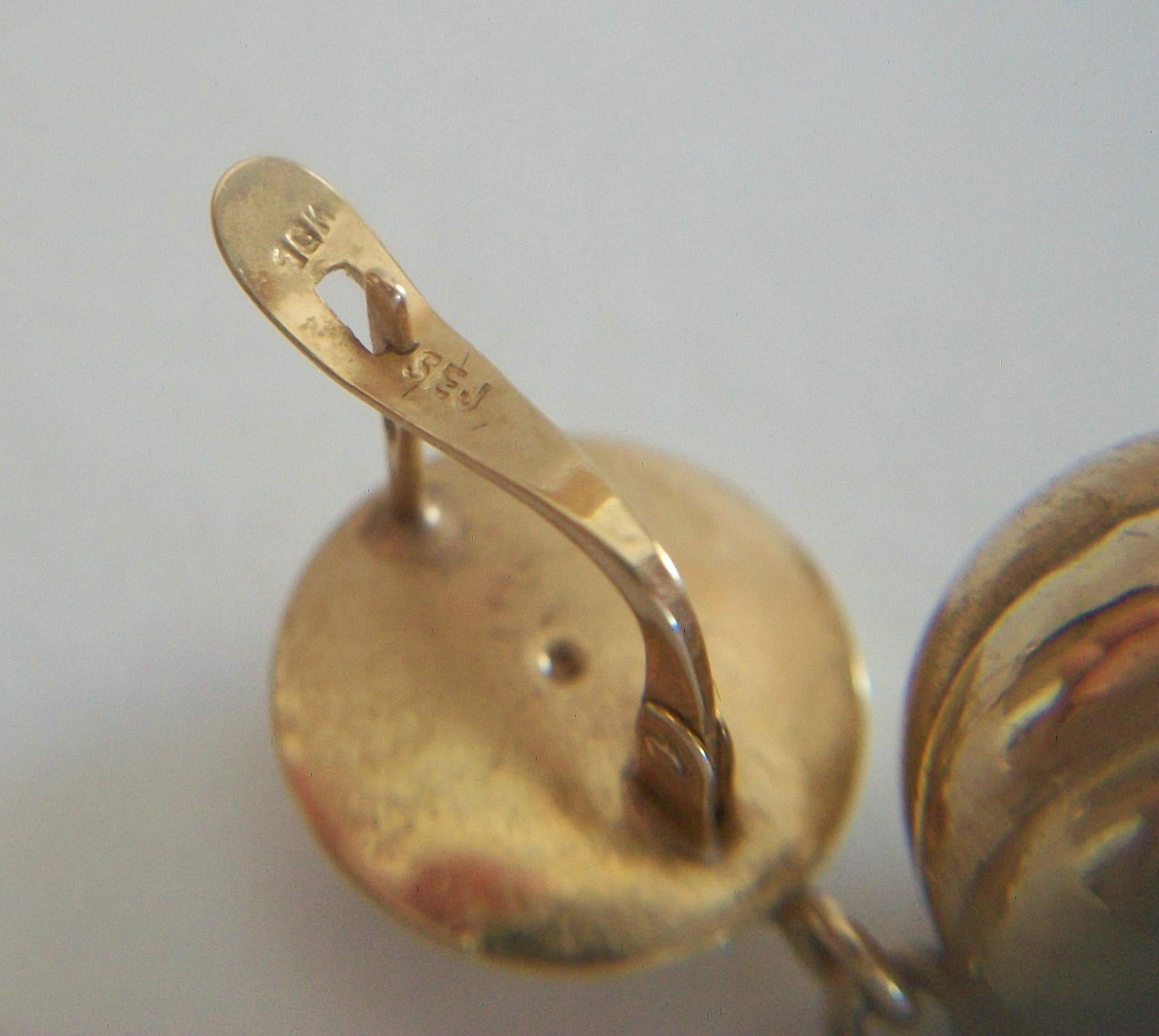 Mid-Century Modern Pendant Earrings, 10K Yellow Gold, U.S.A., Circa 1980's For Sale 2