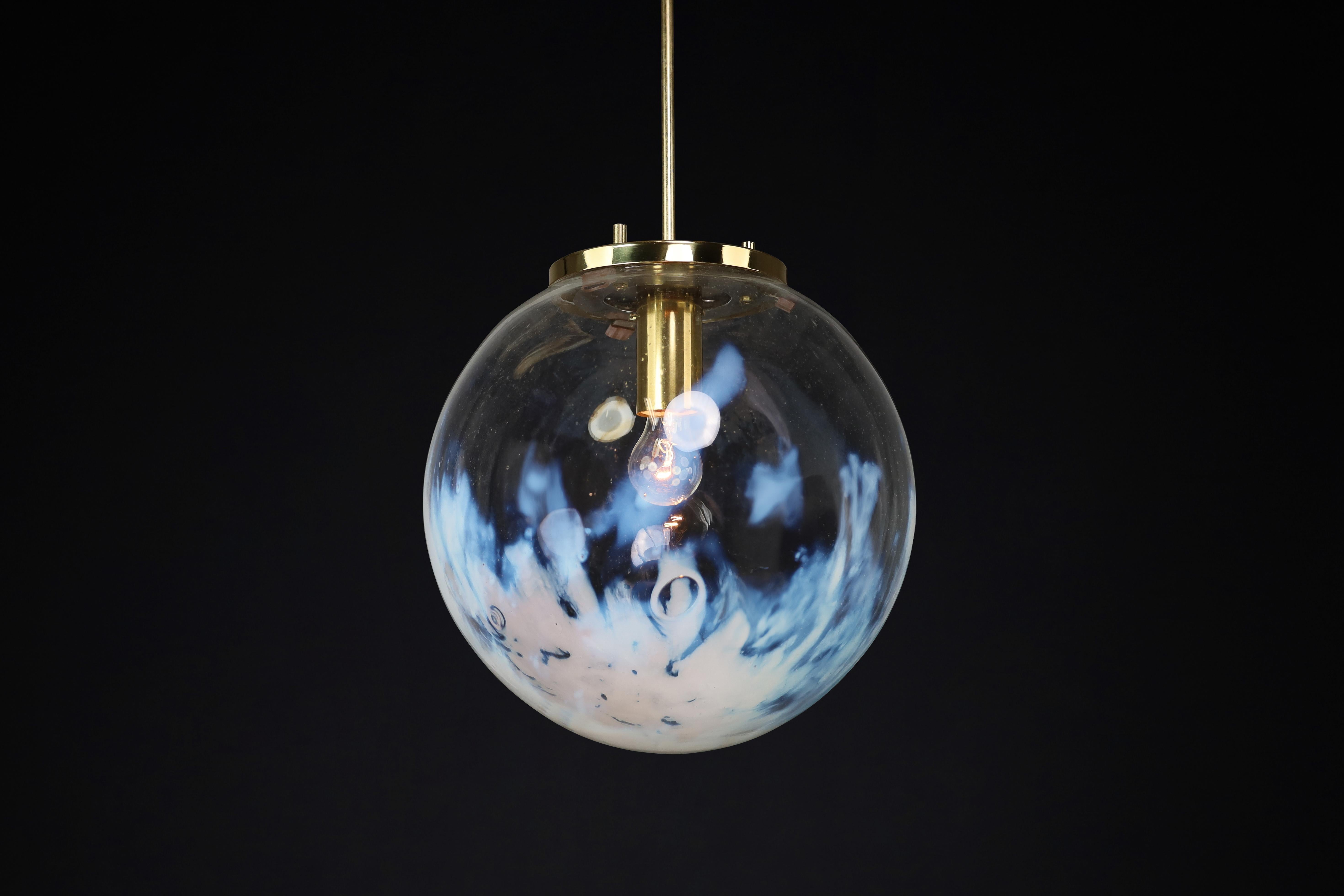 Ciondolo moderno di metà secolo in ottone e vetro artistico con striature bianche, Cecoslovacchia, anni '70

(Ø 30 cm, H 80 cm - 12 disponibili - Prezzo per ciondolo)

Questa straordinaria lampada a sospensione della metà del secolo scorso è stata