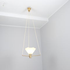 Moderne Pendelleuchte aus Messing und plissiertem Schirm, Schweden 1960er / 70er Jahre