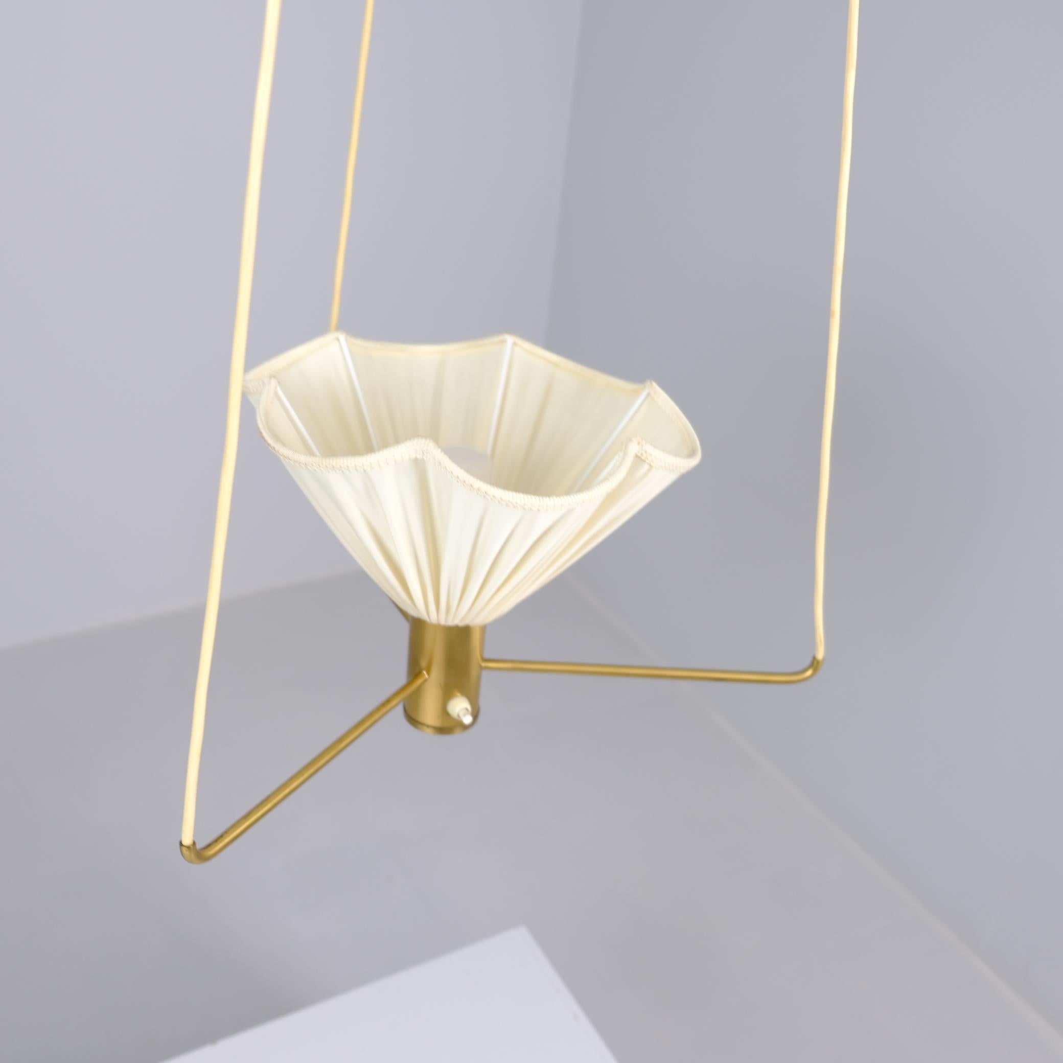 Suspension moderne du milieu du siècle en laiton et abat-jour plissé, Suède, années 1960 / 1970 en vente 1