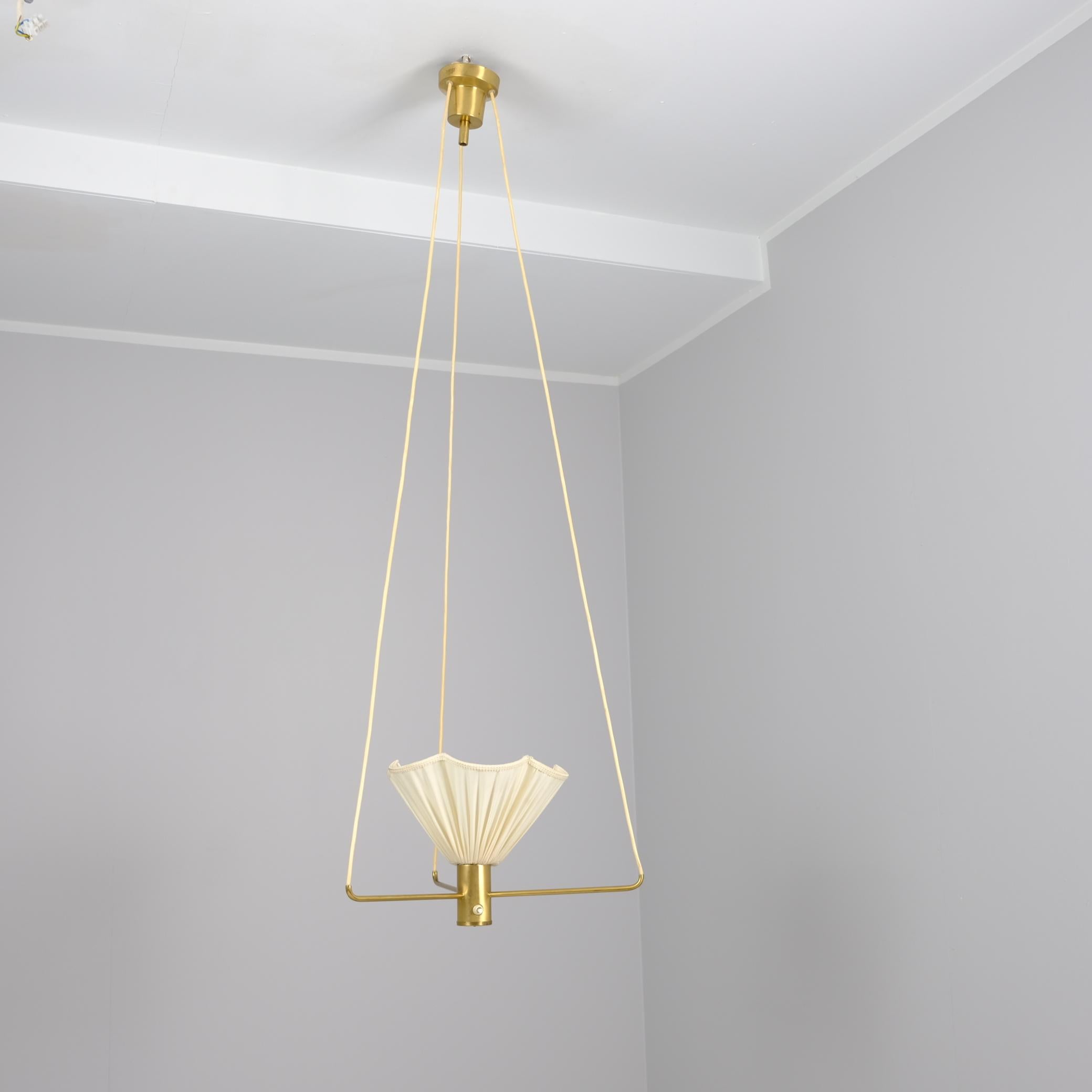 Suspension moderne du milieu du siècle en laiton et abat-jour plissé, Suède, années 1960 / 1970 en vente 2