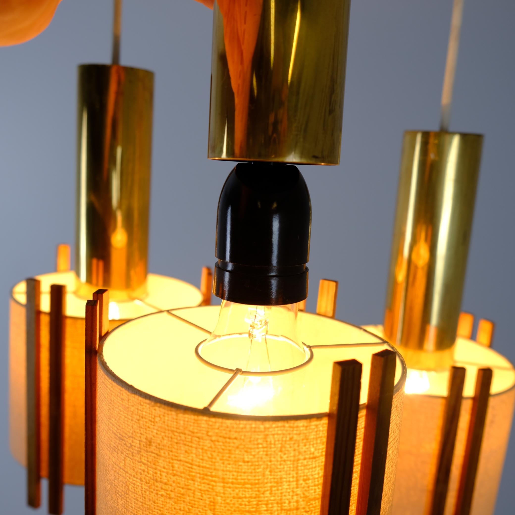 Ciondolo moderno di metà secolo in ottone, pino e carta, Finlandia, anni '60 in vendita 6