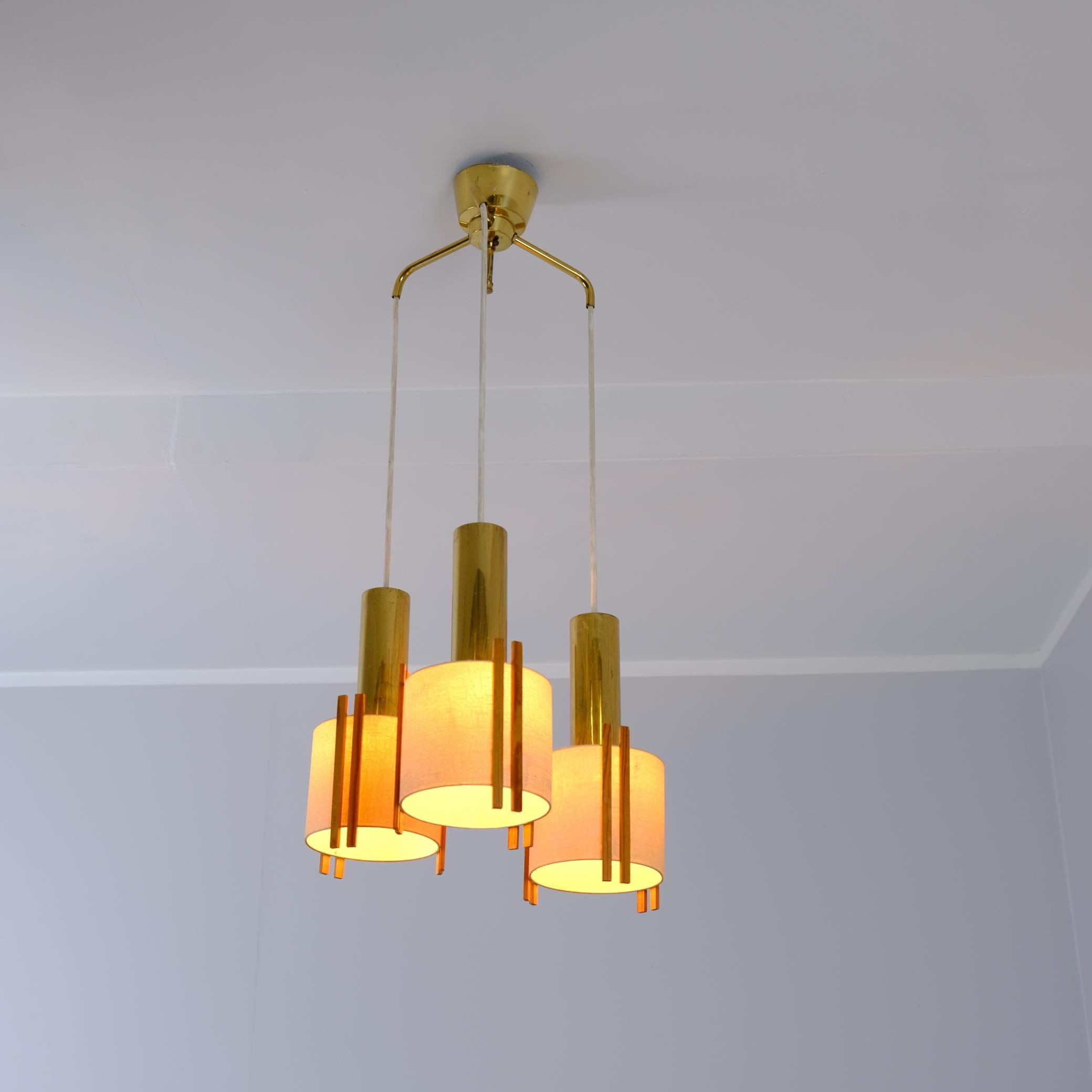 Ciondolo moderno di metà secolo in ottone, pino e carta, Finlandia, anni '60 In condizioni buone in vendita a Helsinki, FI