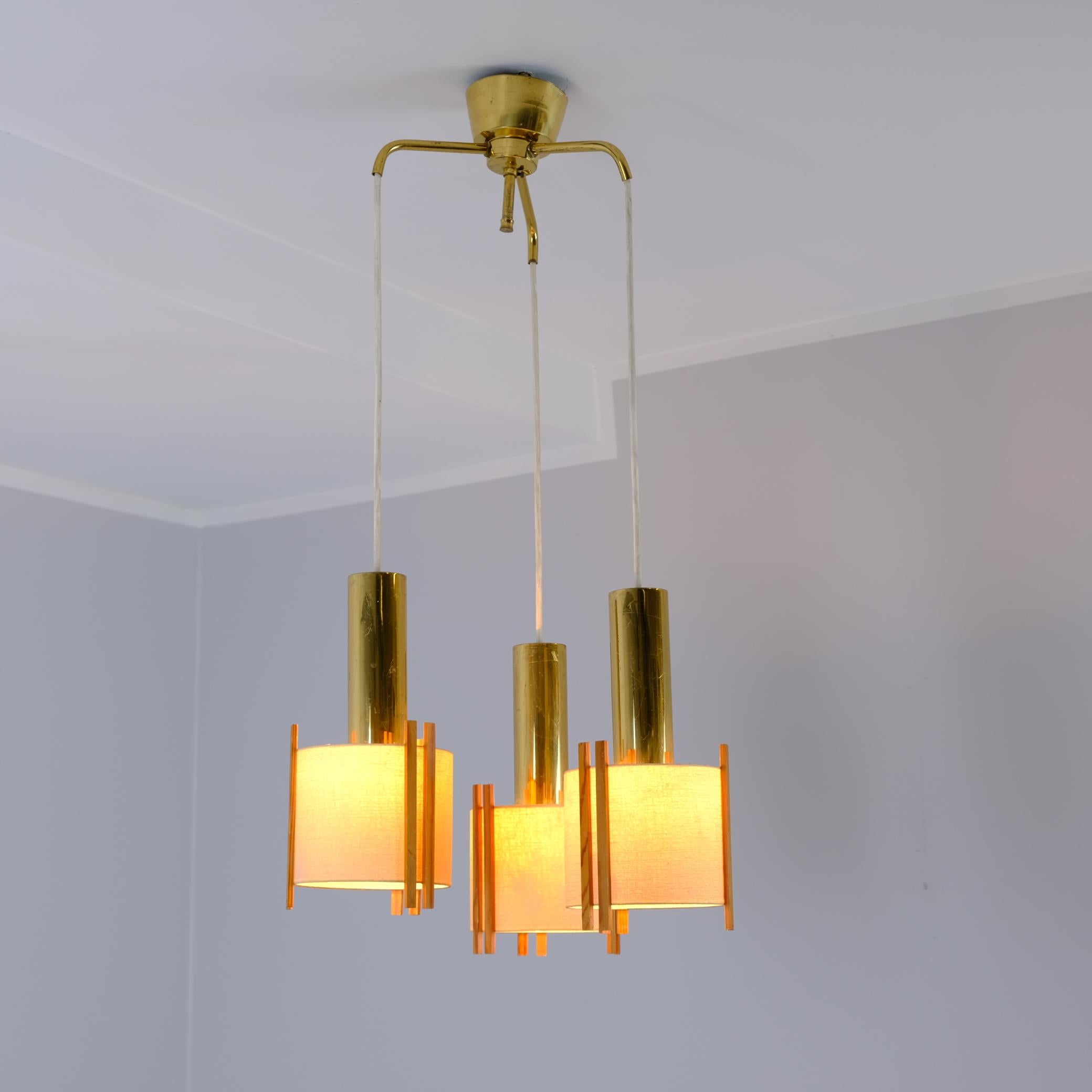 Metà XX secolo Ciondolo moderno di metà secolo in ottone, pino e carta, Finlandia, anni '60 in vendita