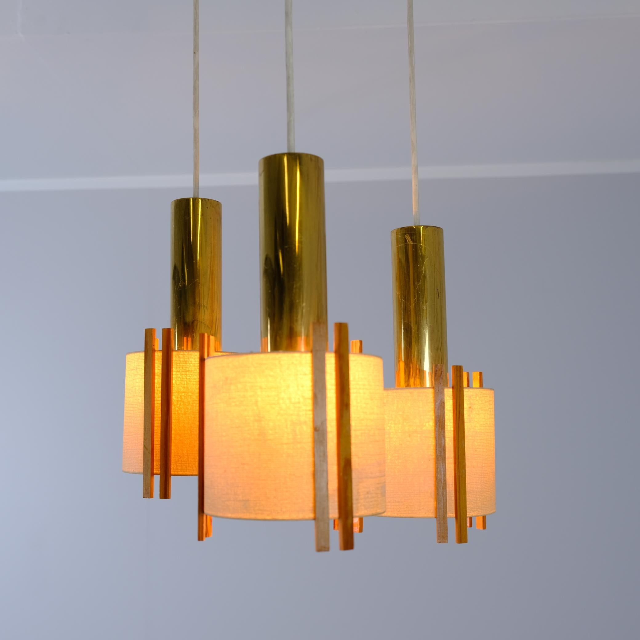 Metallo Ciondolo moderno di metà secolo in ottone, pino e carta, Finlandia, anni '60 in vendita