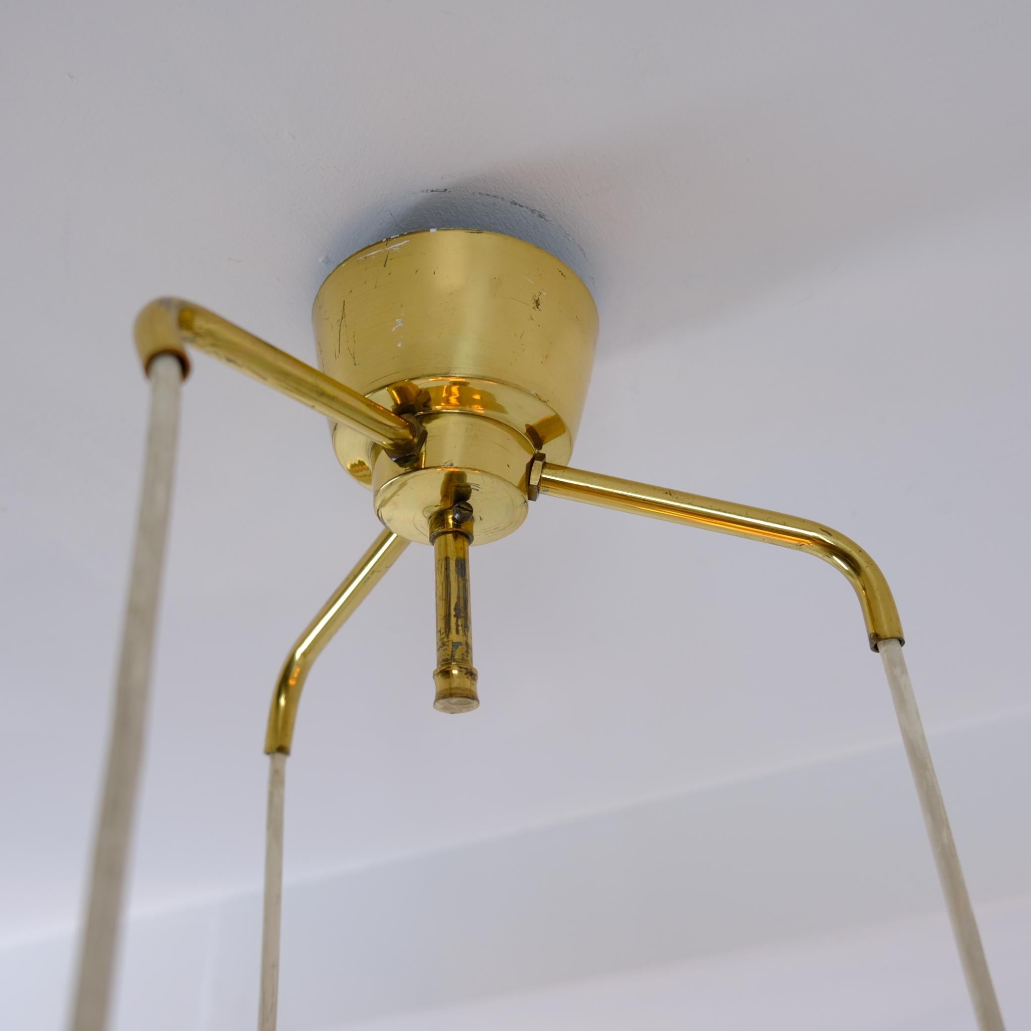 Ciondolo moderno di metà secolo in ottone, pino e carta, Finlandia, anni '60 in vendita 3