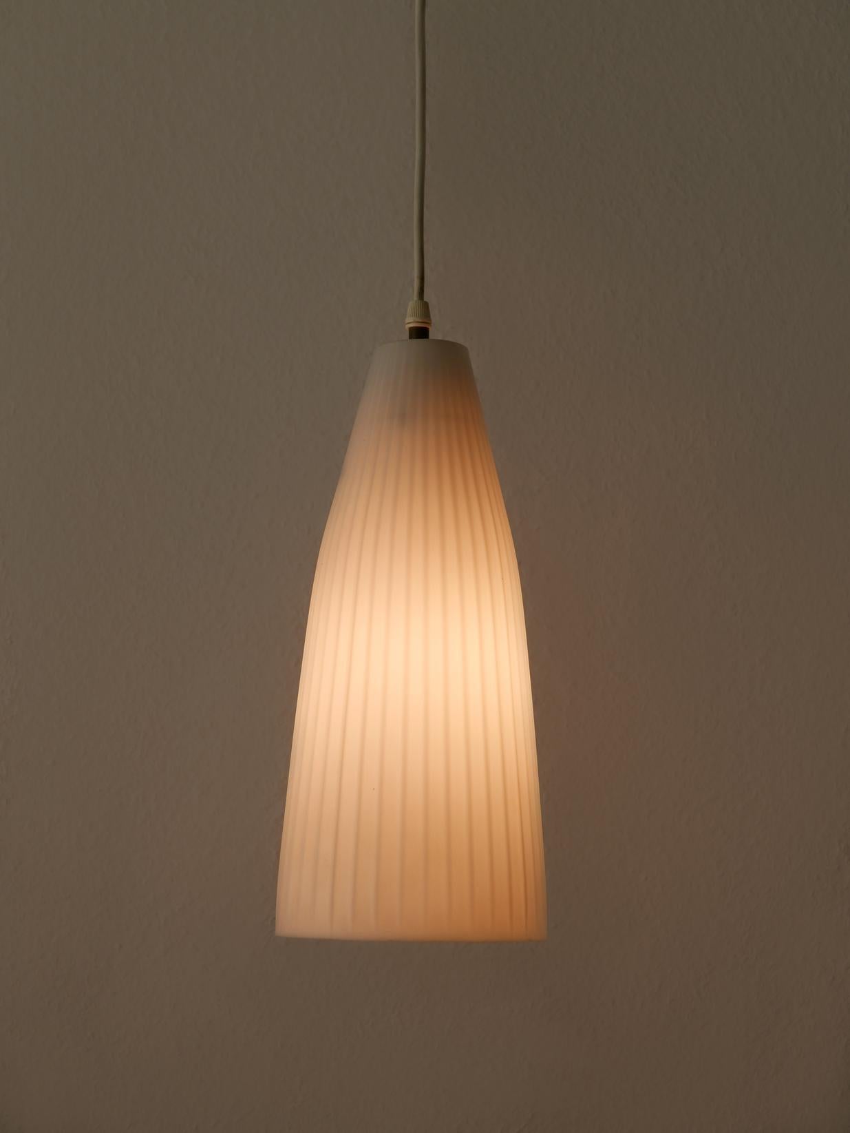 Lampe à suspension moderne du milieu du siècle dernier par Aloys F. Gangkofner pour Peill & Putzler en vente 4