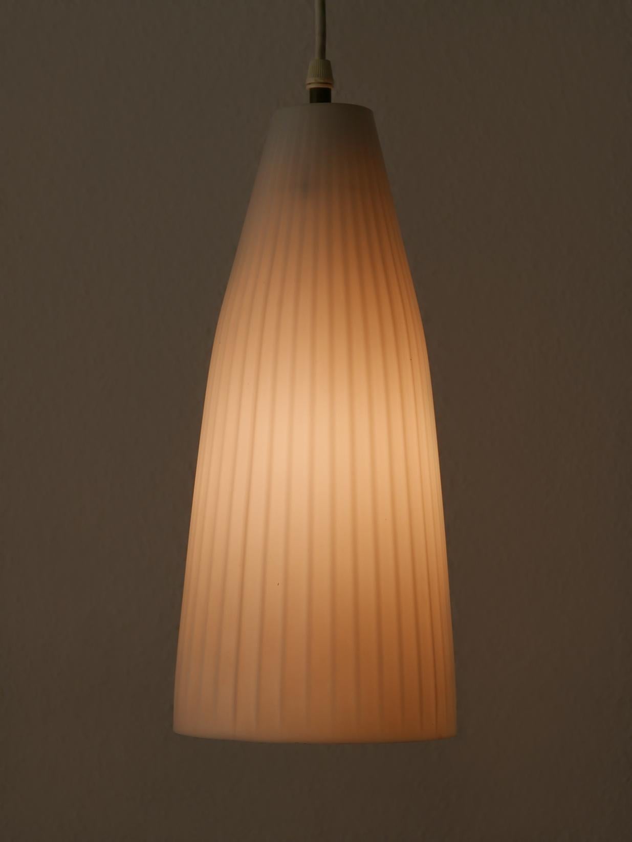 Elegante lampe suspendue ou lampe à suspendre de style Mid-Century Modern. Conçu par Aloys Ferdinand Gangkofner et fabriqué par Peill & Putzler, Dueren, Allemagne, années 1950.

Réalisée en verre opalin, chaque lampe nécessite une ampoule à vis E27