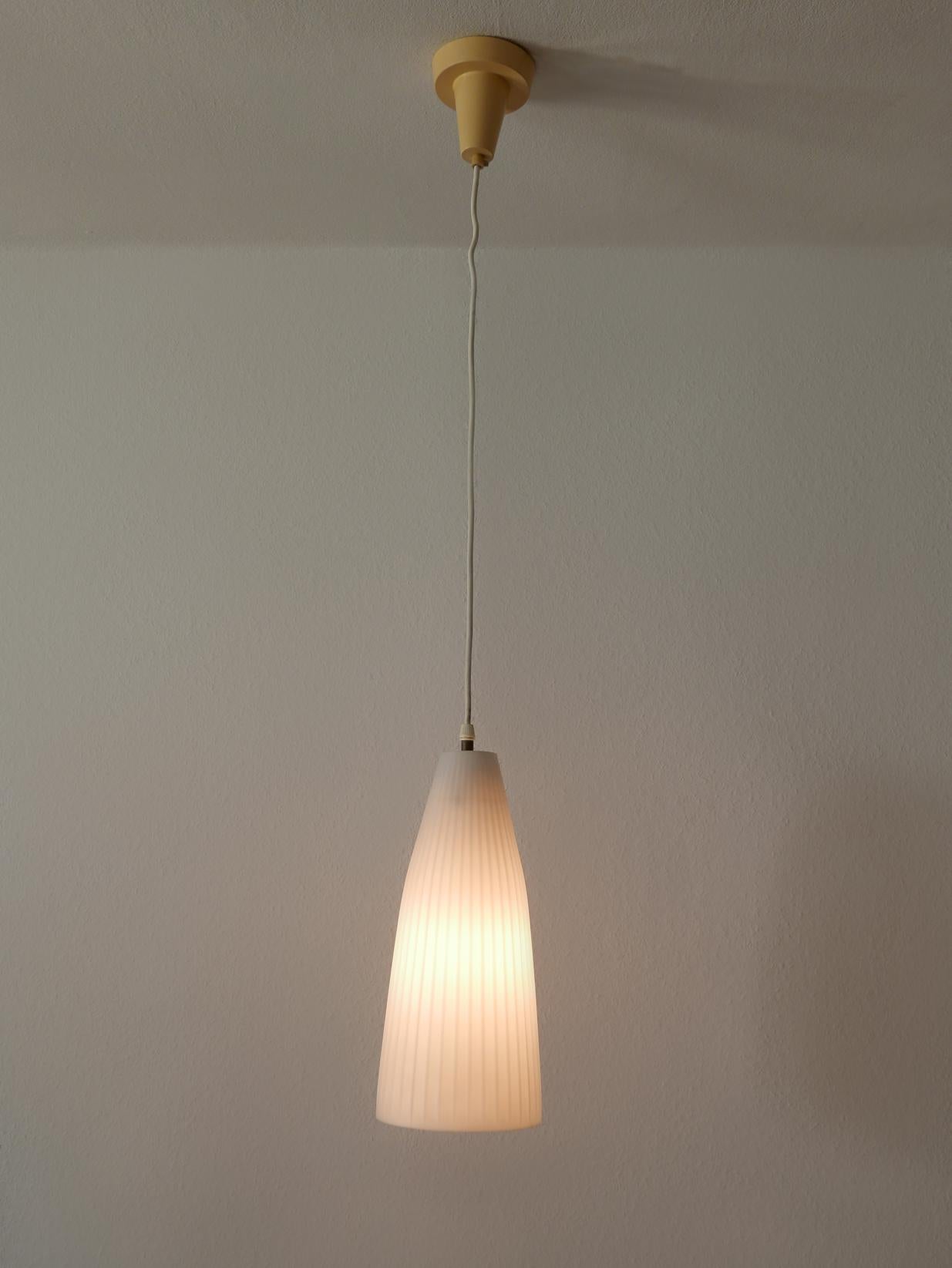 Allemand Lampe à suspension moderne du milieu du siècle dernier par Aloys F. Gangkofner pour Peill & Putzler en vente