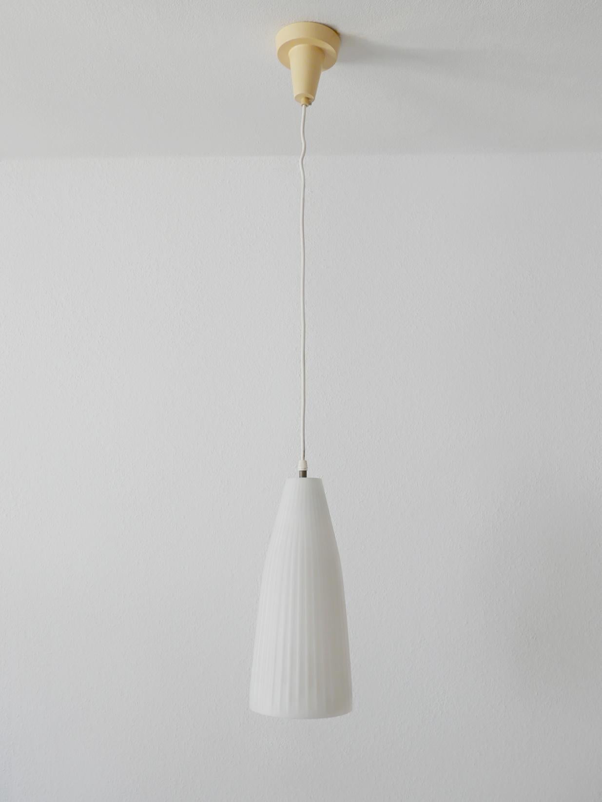 Lampe à suspension moderne du milieu du siècle dernier par Aloys F. Gangkofner pour Peill & Putzler Bon état - En vente à Munich, DE