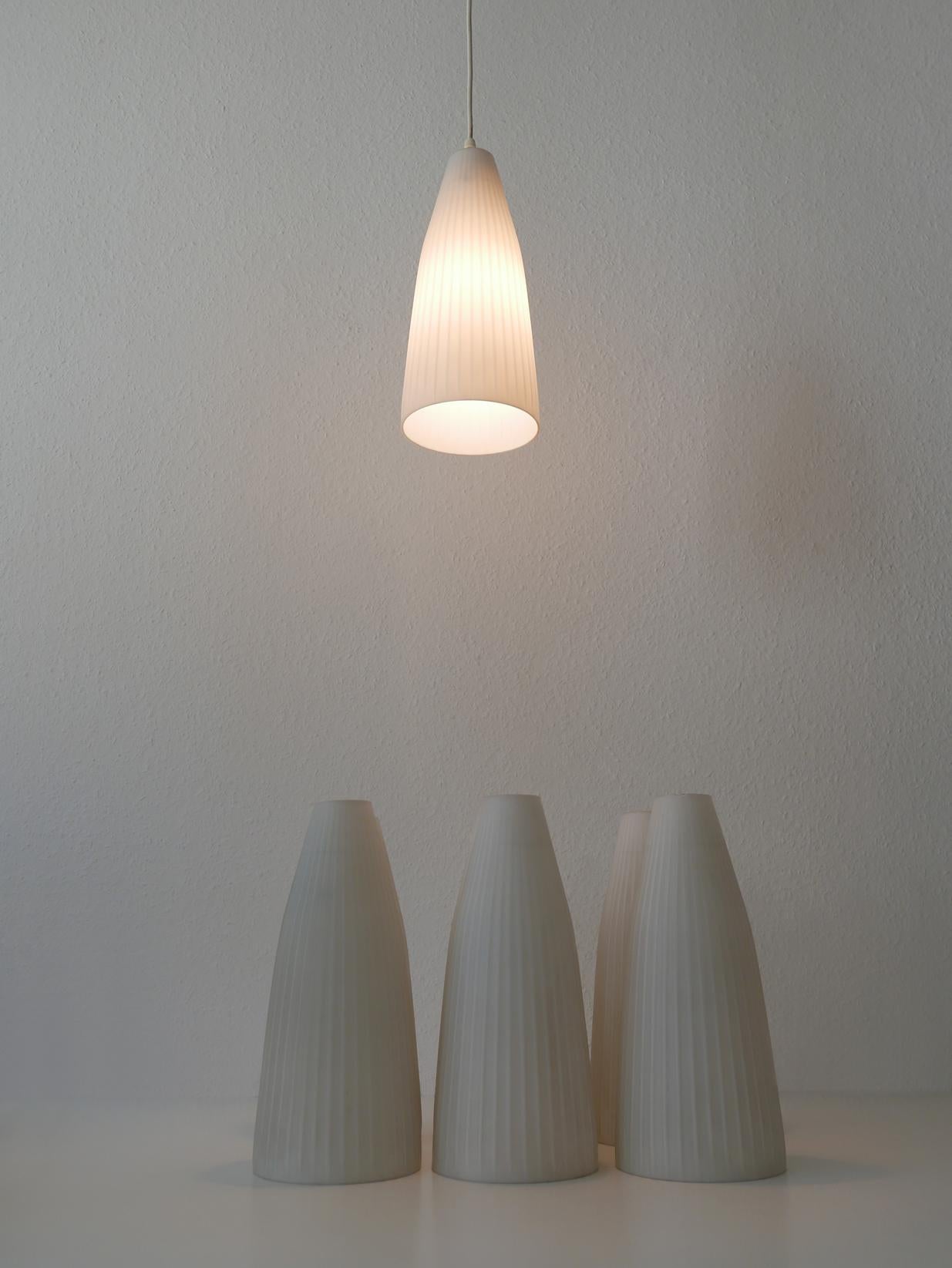 Verre opalin Lampe à suspension moderne du milieu du siècle dernier par Aloys F. Gangkofner pour Peill & Putzler en vente