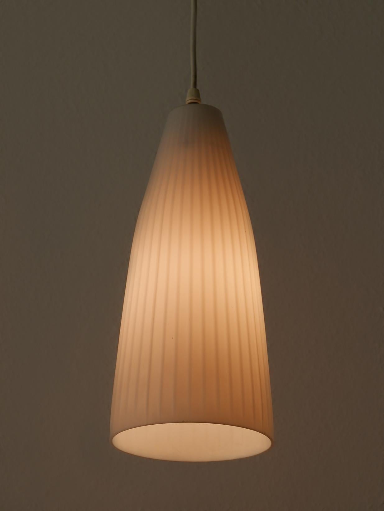 Lampe à suspension moderne du milieu du siècle dernier par Aloys F. Gangkofner pour Peill & Putzler en vente 2