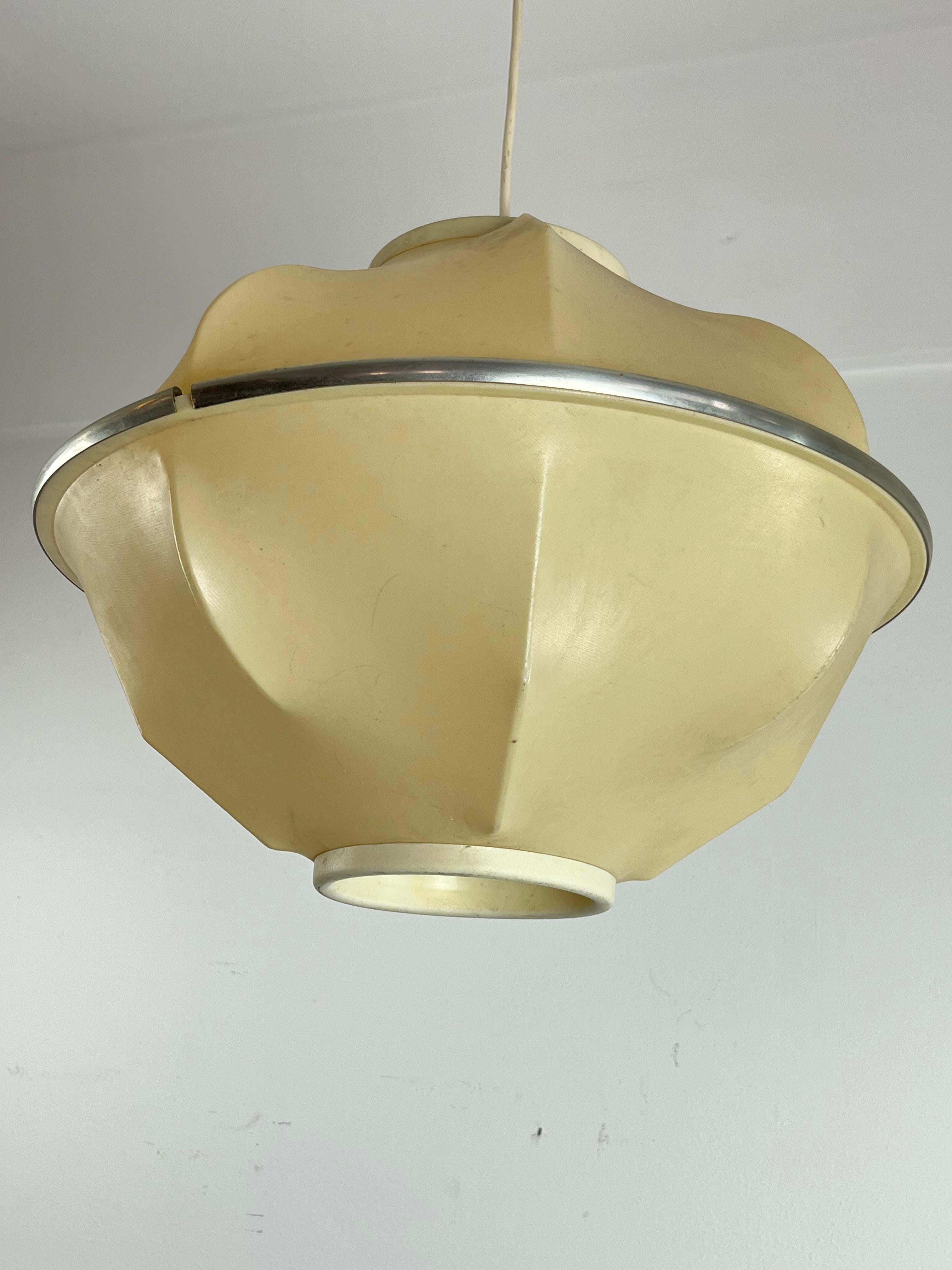 Mid-Century modern pendant lamp probably designed and produced by Flos in the 1960s.
Intact and functioning, signs of aging that do not affect its beauty. Metal and plastic structure. E27 lamp.
Height including electric cable 95 cm (lamp alone 36