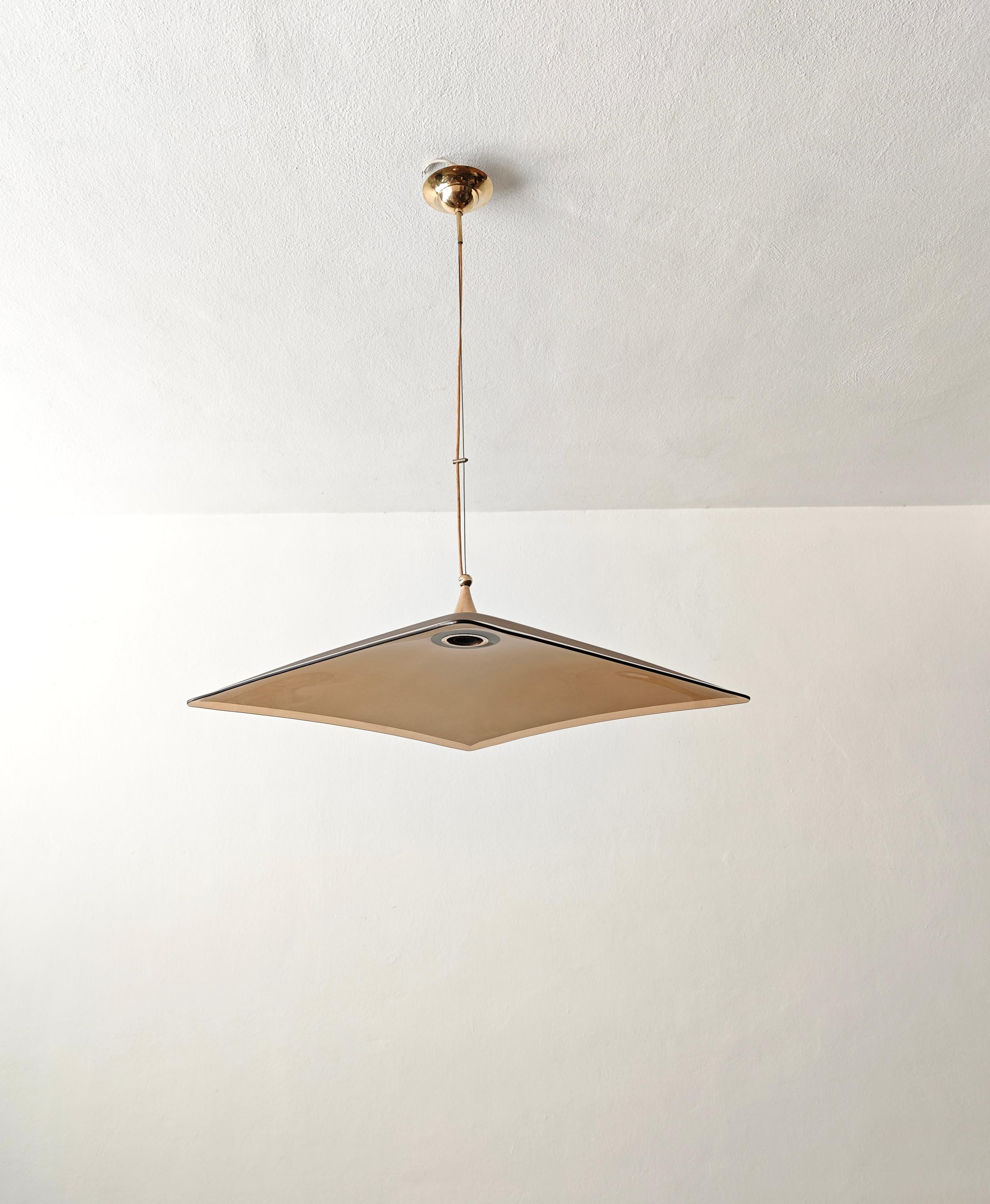 Lampada a sospensione di notevoli dimensioni. Vetro ambrato di forma quadrata, curvo e molato. La parte superiore del vetro è sabbiata. Accessori in ottone. Raro nel suo genere. Di ottima fattura e qualità. Ti preghiamo di guardare attentamente il