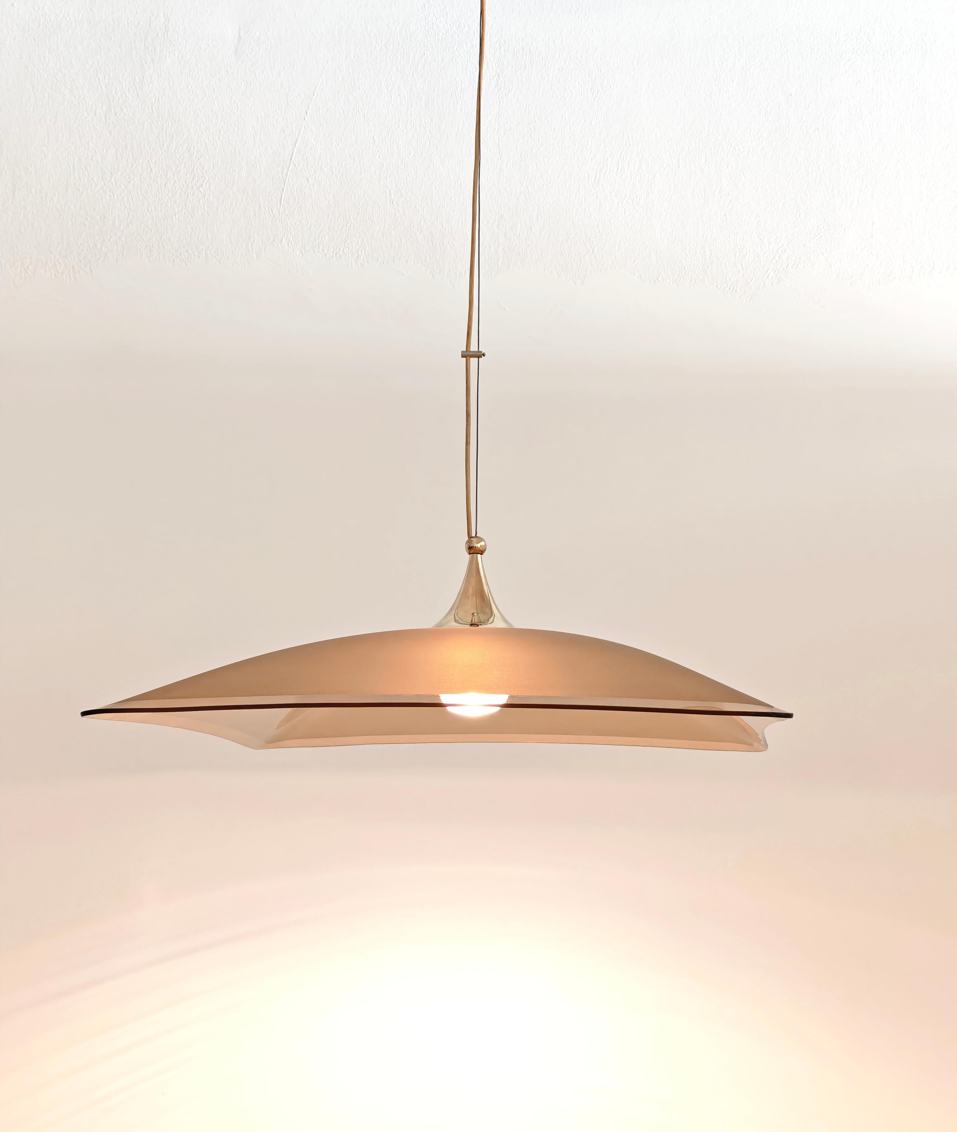 Mid-Century moderno Lampada a sospensione moderna di metà secolo in vetro ambra  e Design/One Italia 1960/70 in vendita