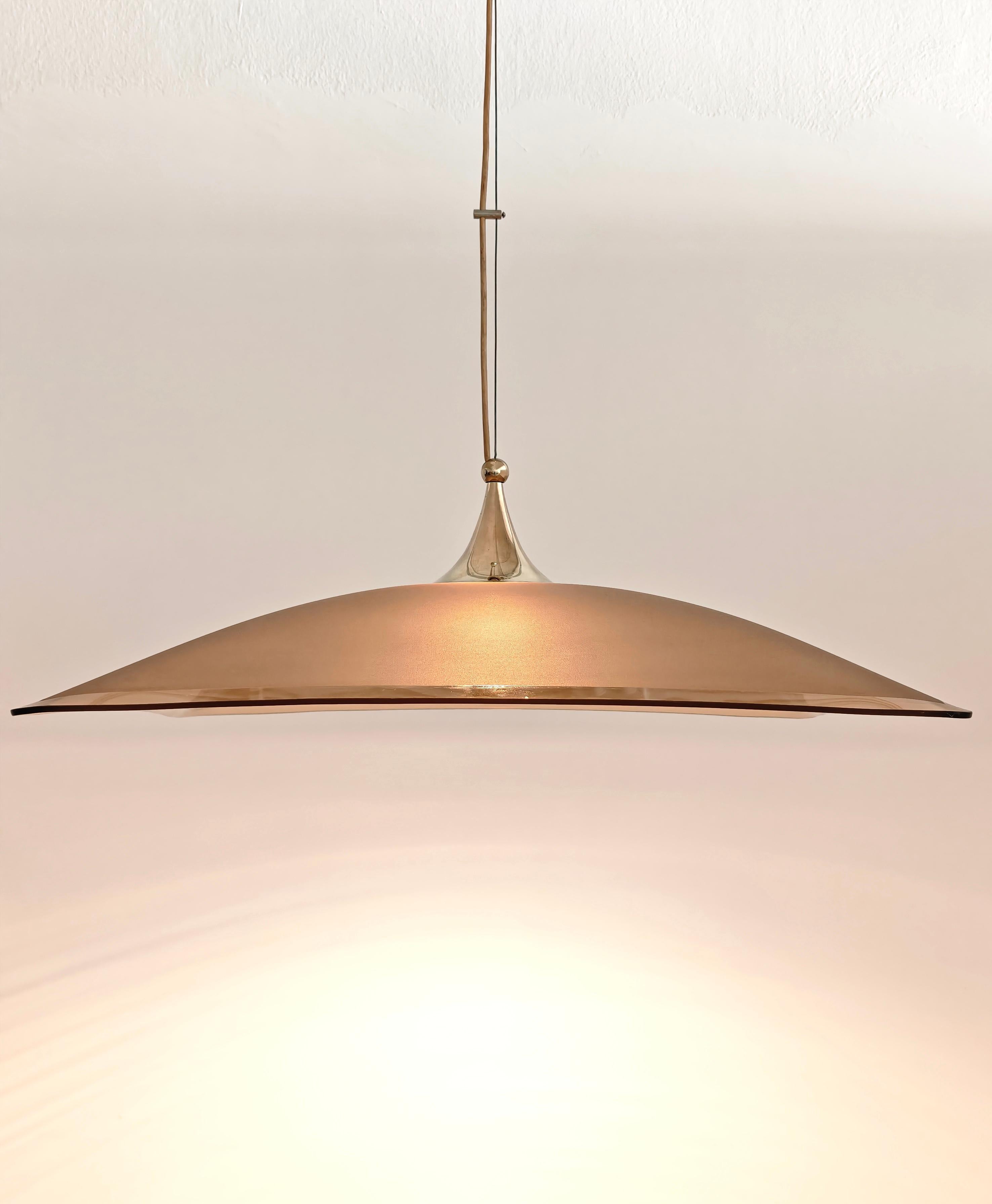Italiano Lampada a sospensione moderna di metà secolo in vetro ambra  e Design/One Italia 1960/70 in vendita
