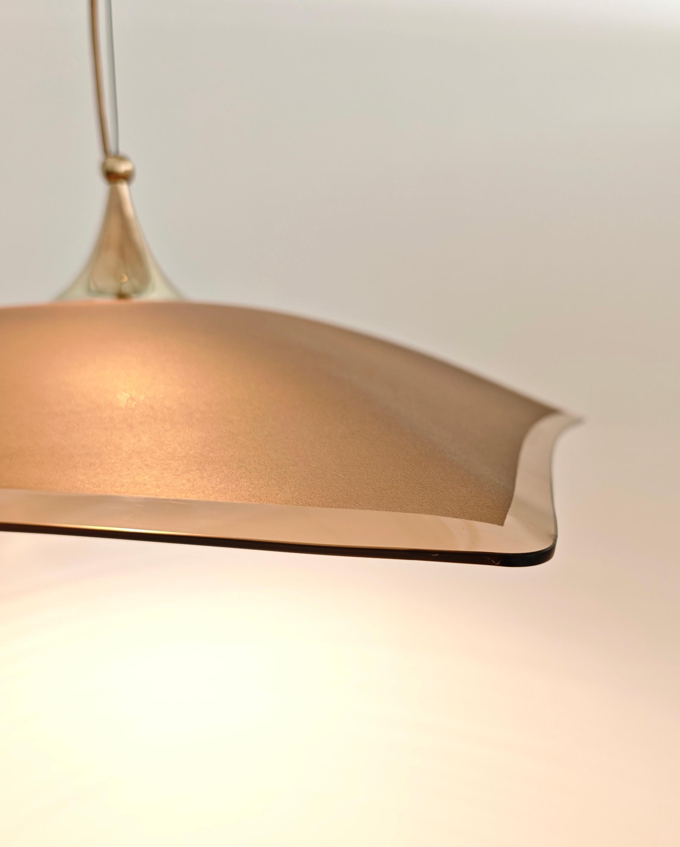 Ottone Lampada a sospensione moderna di metà secolo in vetro ambra  e Design/One Italia 1960/70 in vendita