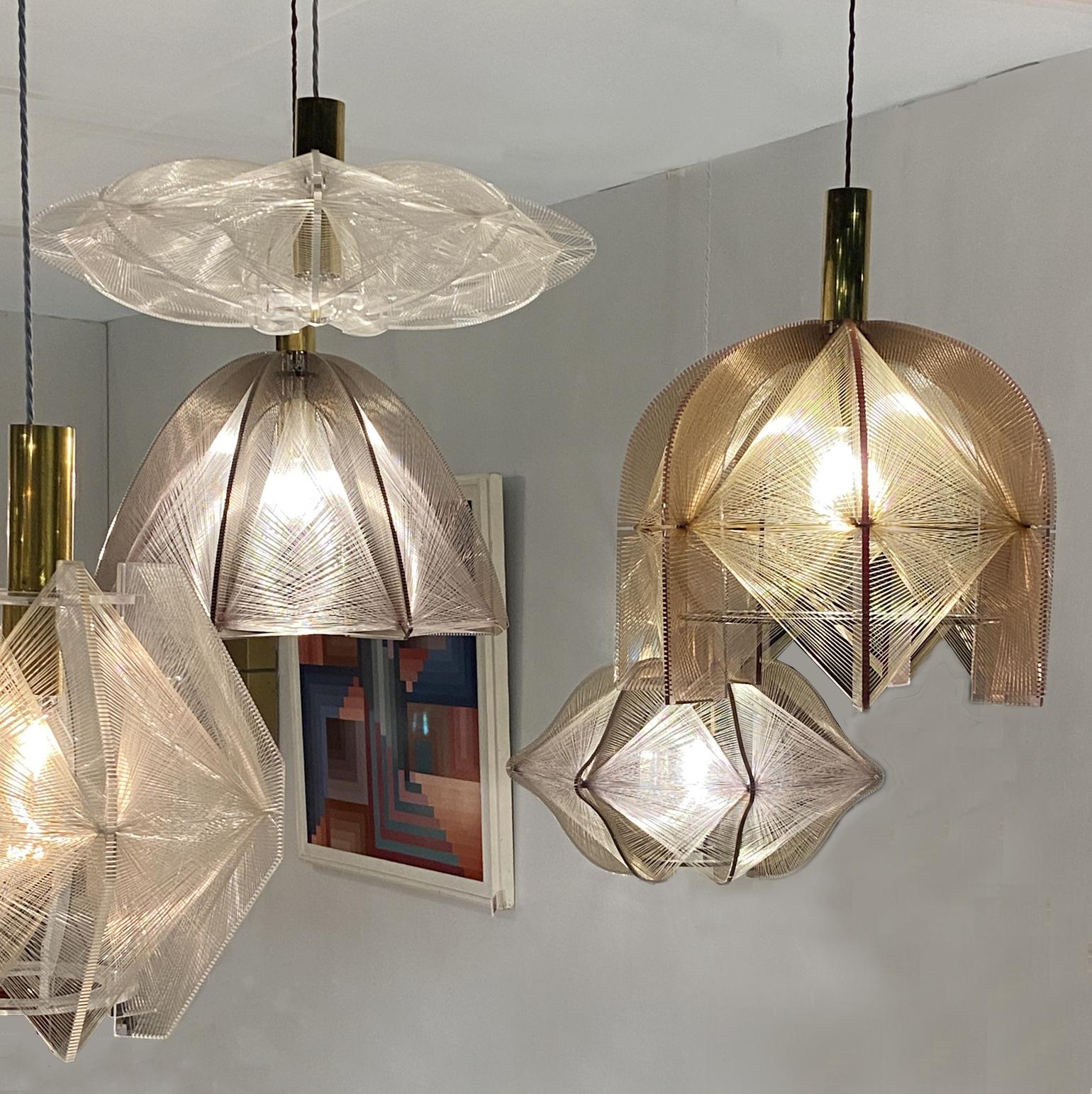 Lampada a sospensione moderna di metà secolo in lucite di bronzo, filo e ottone in vendita 7