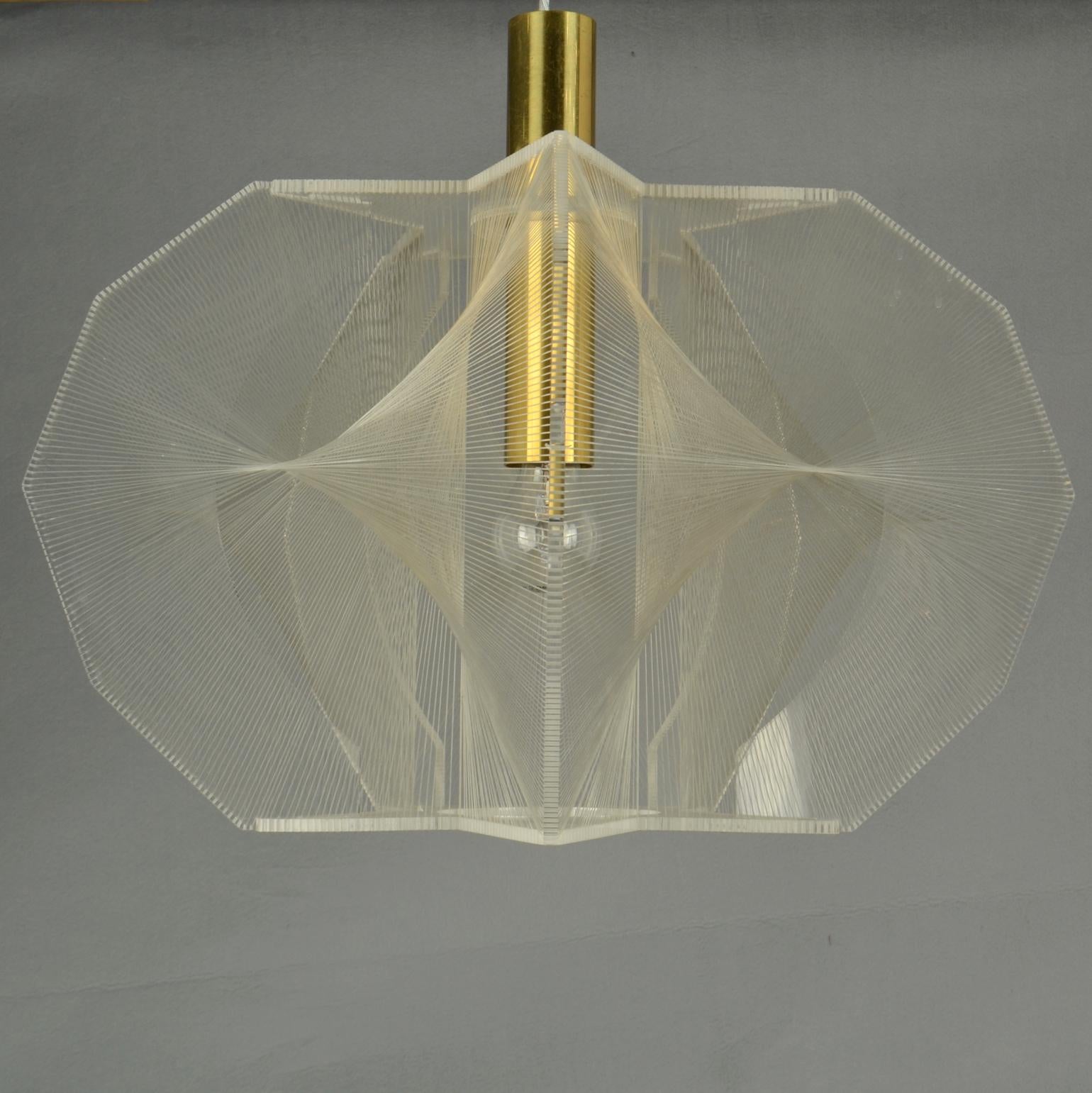 Mid Century Modern Pendant Lamp in Clear Lucite, Wire and Brass For Sale 6