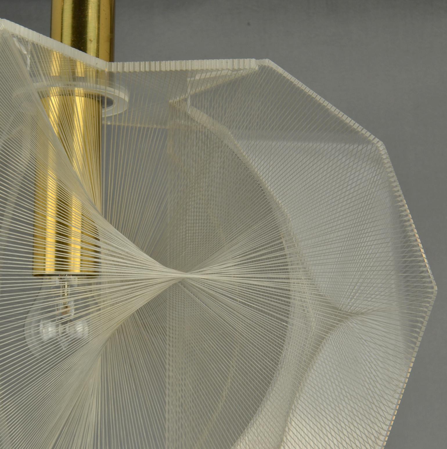 Grande lampada a sospensione moderna del Mid Century in lucite trasparente, filo e ottone in vendita 7