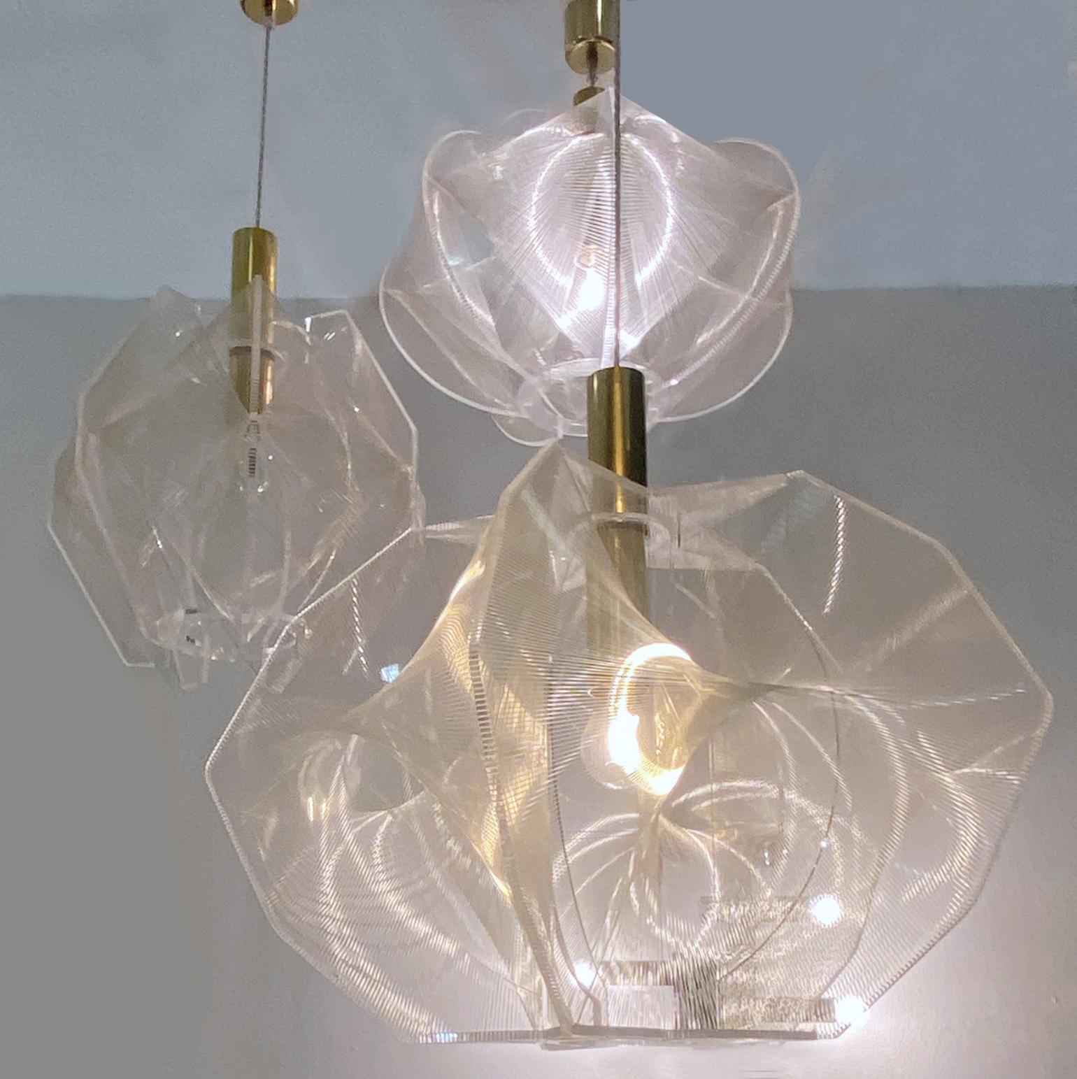 Grande lampada a sospensione moderna del Mid Century in lucite trasparente, filo e ottone in vendita 10