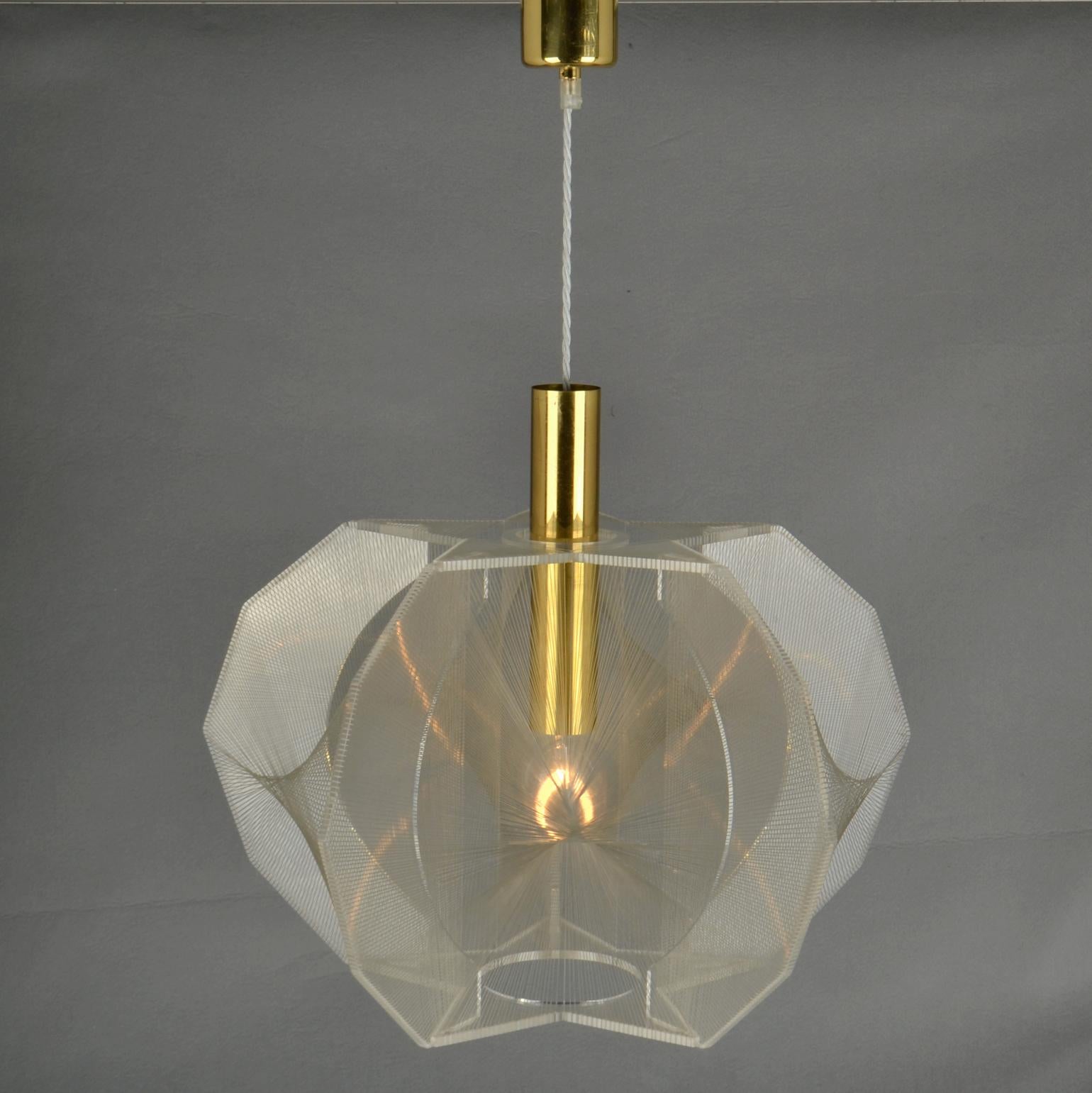 Sculptural lamp in star shape formation of clear acrylic / Perspex and clear transparent wire accompanied brass internal fittings holder. The design is influenced by the pioneer, Avant Garde artist and sculptor Naum Gabo (1890–1977). 
These lamps