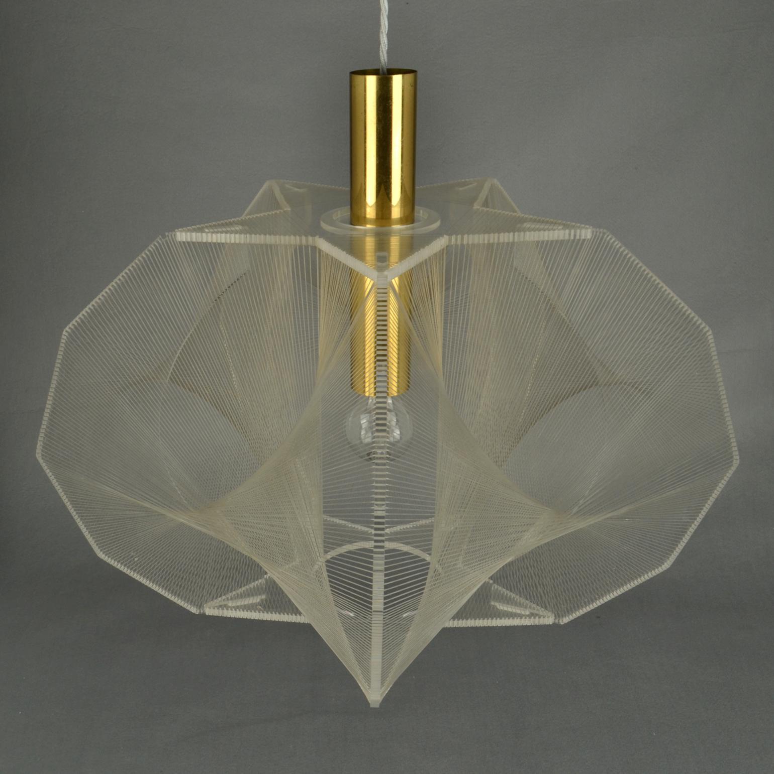 Mid Century Modern Pendant Lamp in Clear Lucite, Wire and Brass In Excellent Condition For Sale In London, GB
