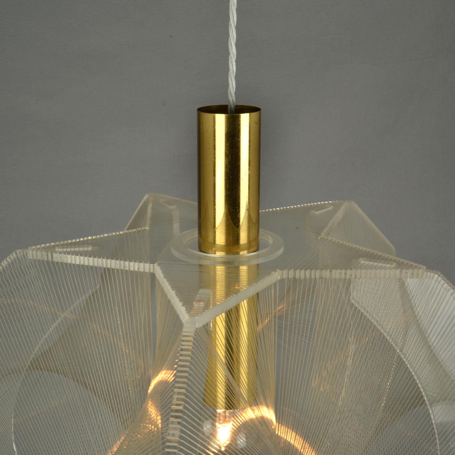 Mid Century Modern Pendant Lamp in Clear Lucite, Wire and Brass For Sale 2
