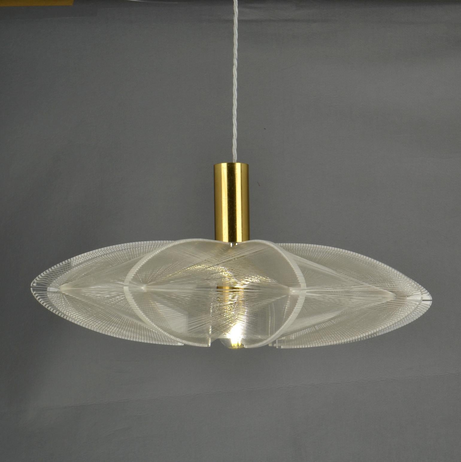 Mid Century Modern Pendant Lamp in Lucite, Wire and Brass For Sale 4