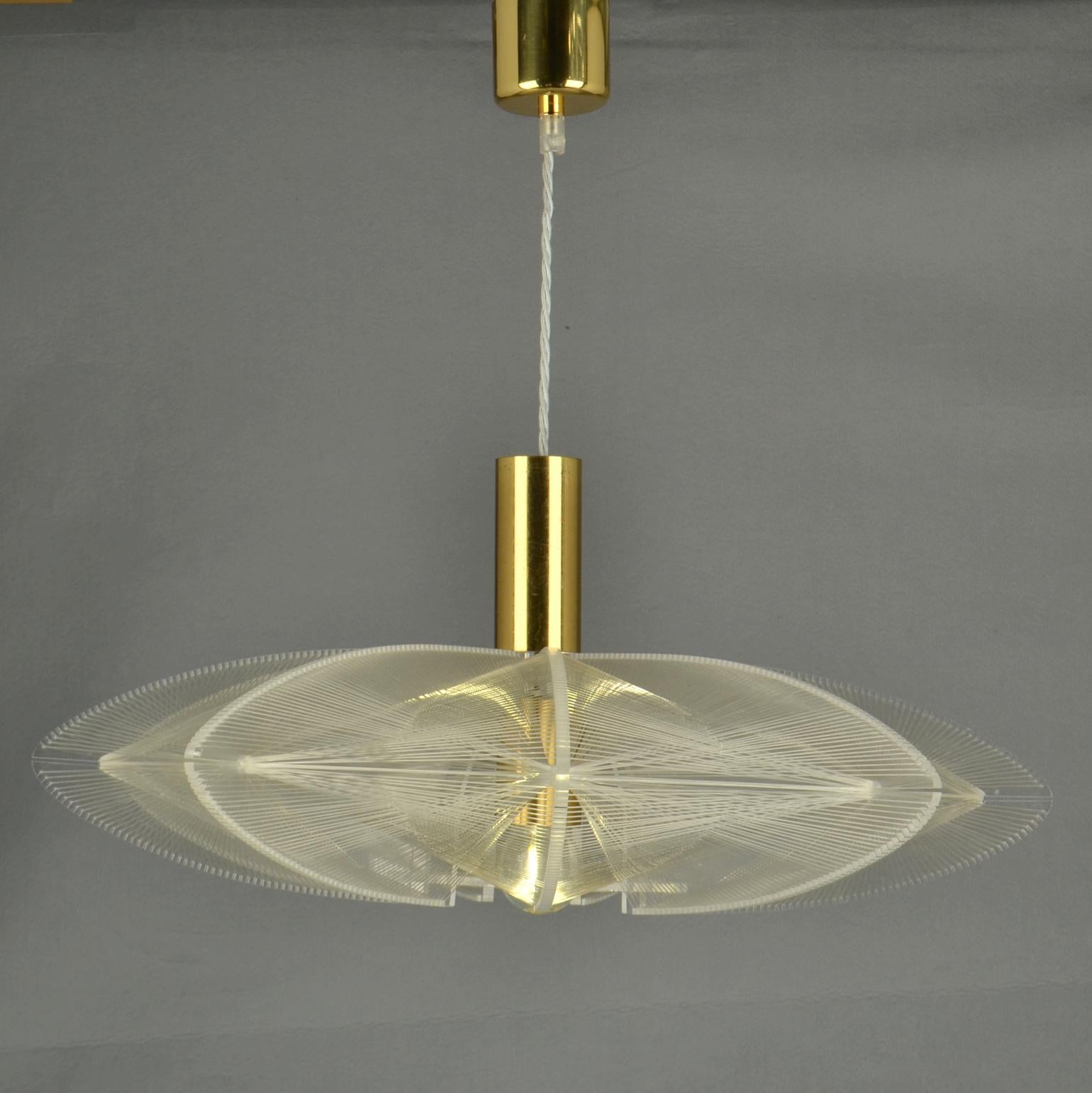 Mid Century Modern Pendant Lamp in Lucite, Wire and Brass For Sale 5