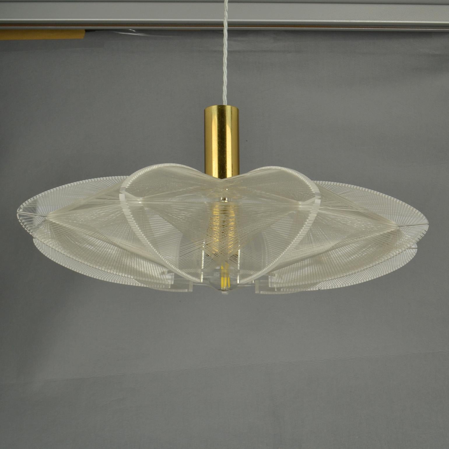 Mid Century Modern Pendant Lamp in Lucite, Wire and Brass For Sale 6
