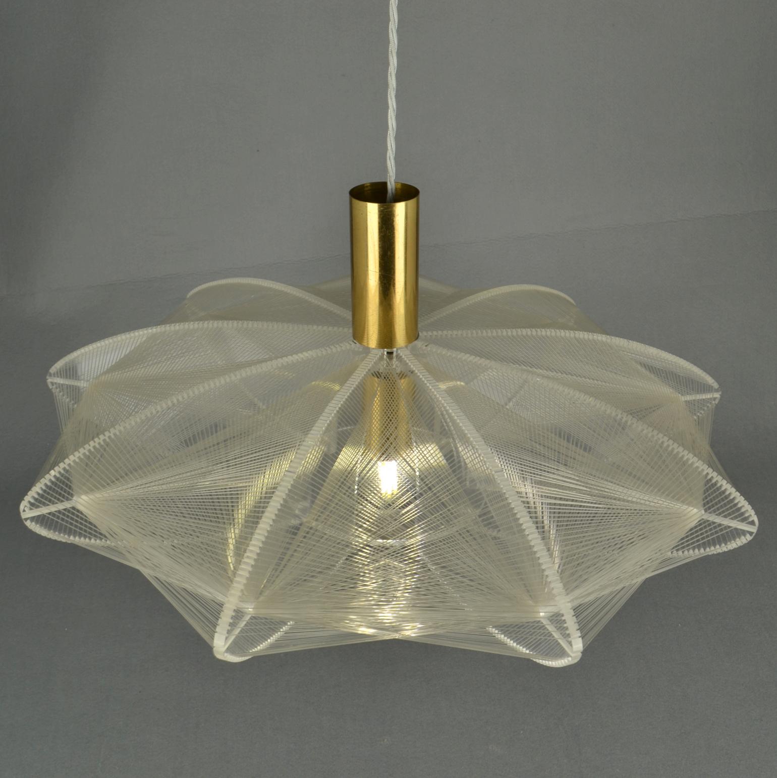 Mid Century Modern Pendant Lamp in Lucite, Wire and Brass For Sale 7