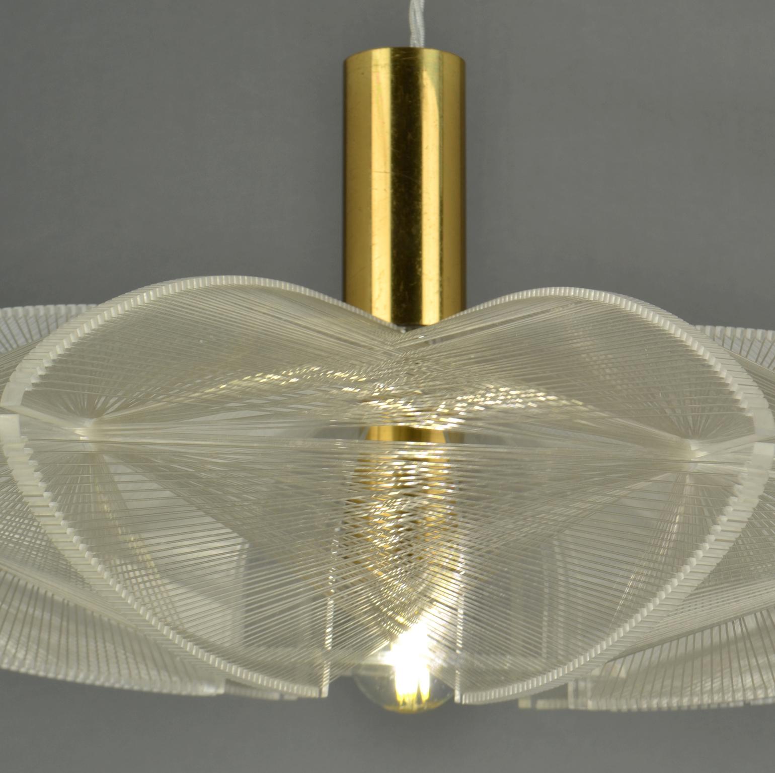 Mid Century Modern Pendant Lamp in Lucite, Wire and Brass In Excellent Condition For Sale In London, GB